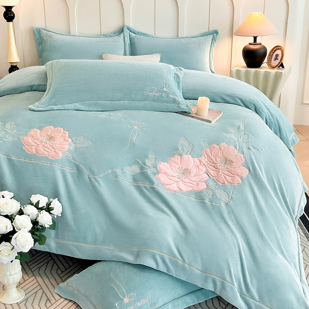 91家纺网 家纺一手货源 找家纺 孟鑫家纺 2025新款230克高克重宽边一字绣牛奶绒贴布绣花四件套床盖款-绣语清风 绣语清风-湖绿