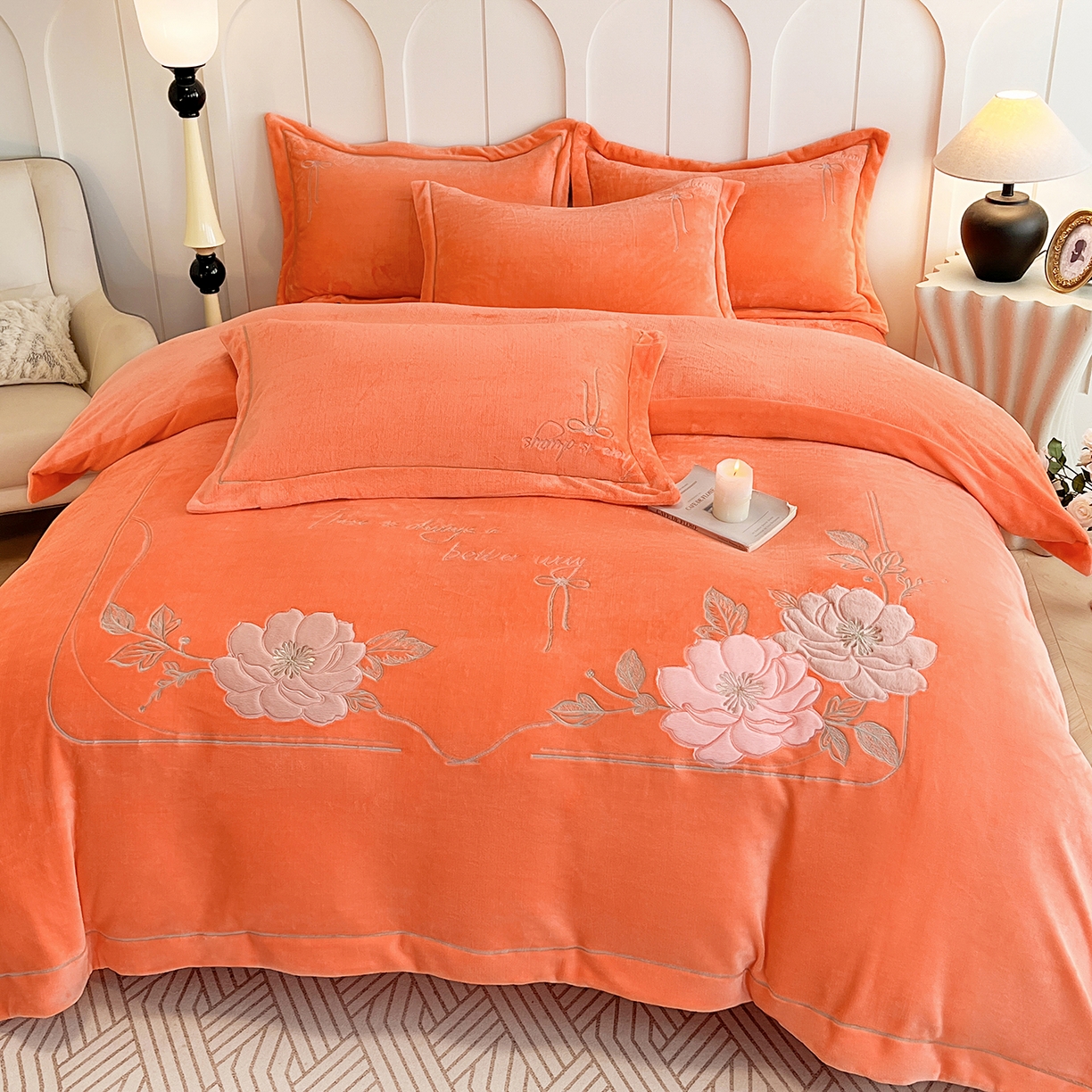 91家纺网 家纺一手货源 找家纺 孟鑫家纺 2025新款230克高克重宽边一字绣牛奶绒贴布绣花四件套床盖款-绣语清风 绣语清风-桔色