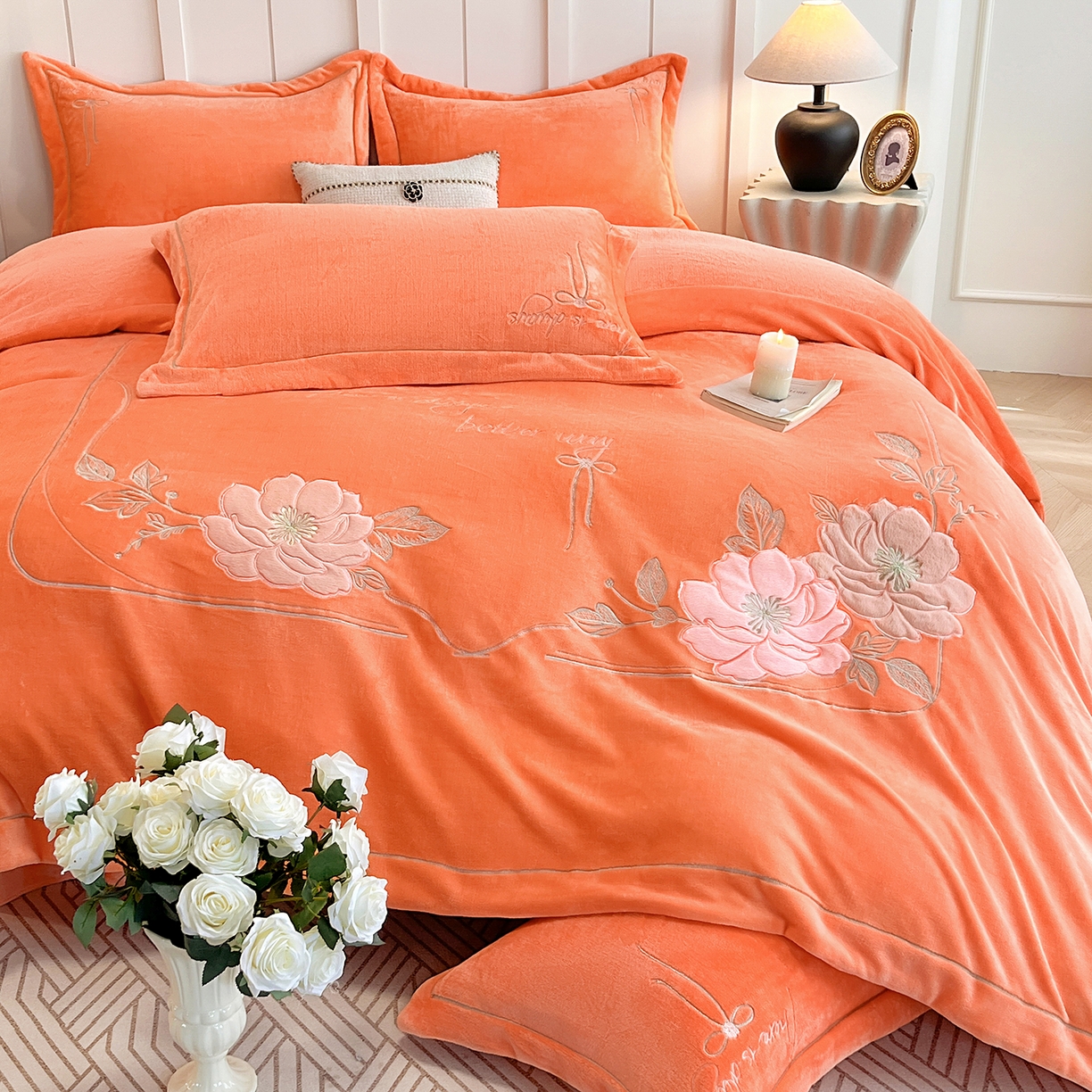 91家纺网 家纺一手货源 找家纺 （总）孟鑫家纺 2025新款230克高克重宽边一字绣牛奶绒贴布绣花四件套床盖款-绣语清风