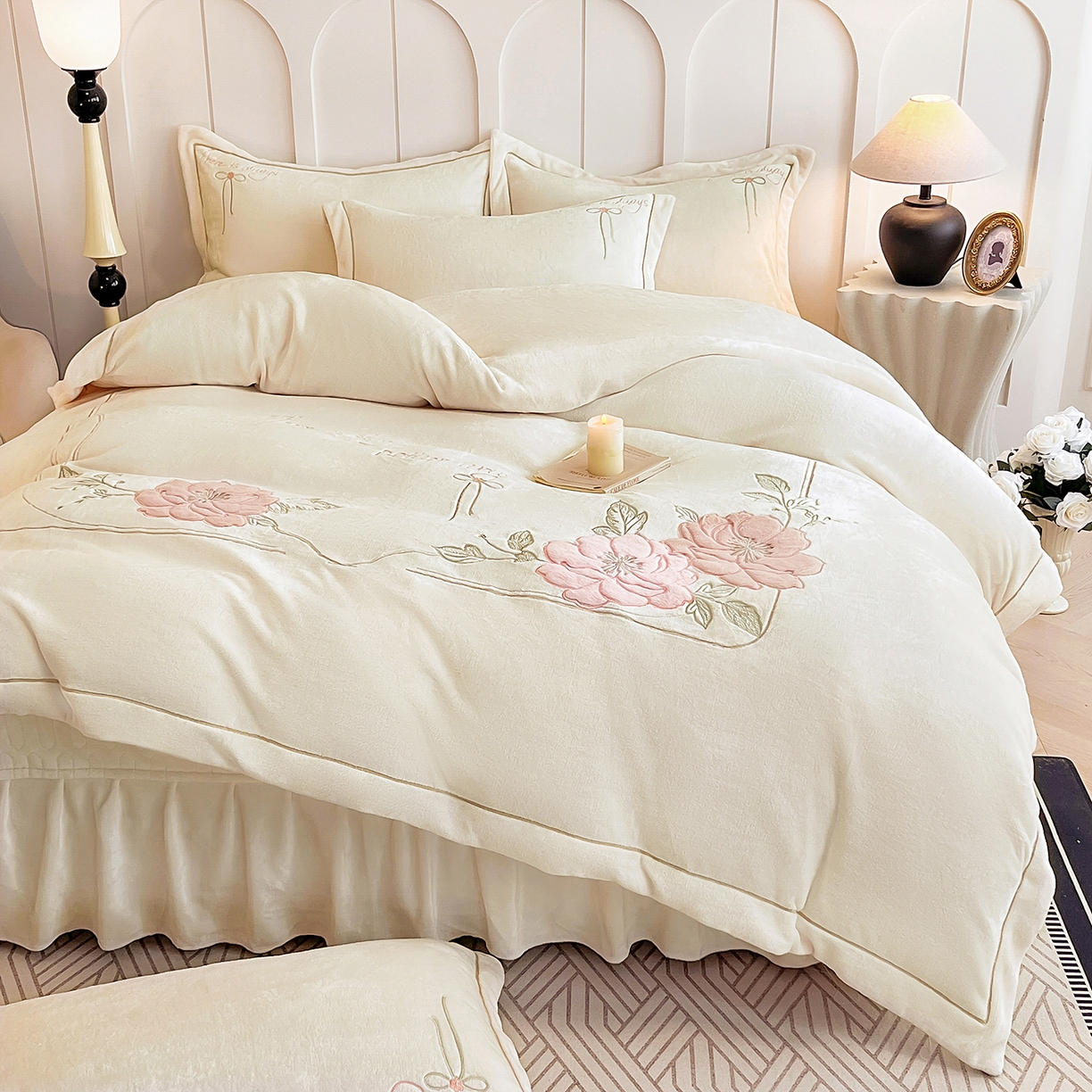 91家纺网 家纺一手货源 找家纺 孟鑫家纺 2025新款230克高克重宽边一字绣牛奶绒贴布绣花四件套床盖款-绣语清风 绣语清风-奶昔白