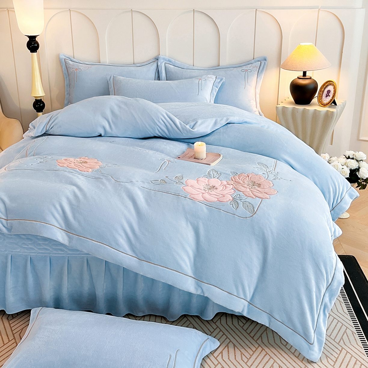 91家纺网 家纺一手货源 找家纺 孟鑫家纺 2025新款230克高克重宽边一字绣牛奶绒贴布绣花四件套床盖款-绣语清风 绣语清风-天空兰