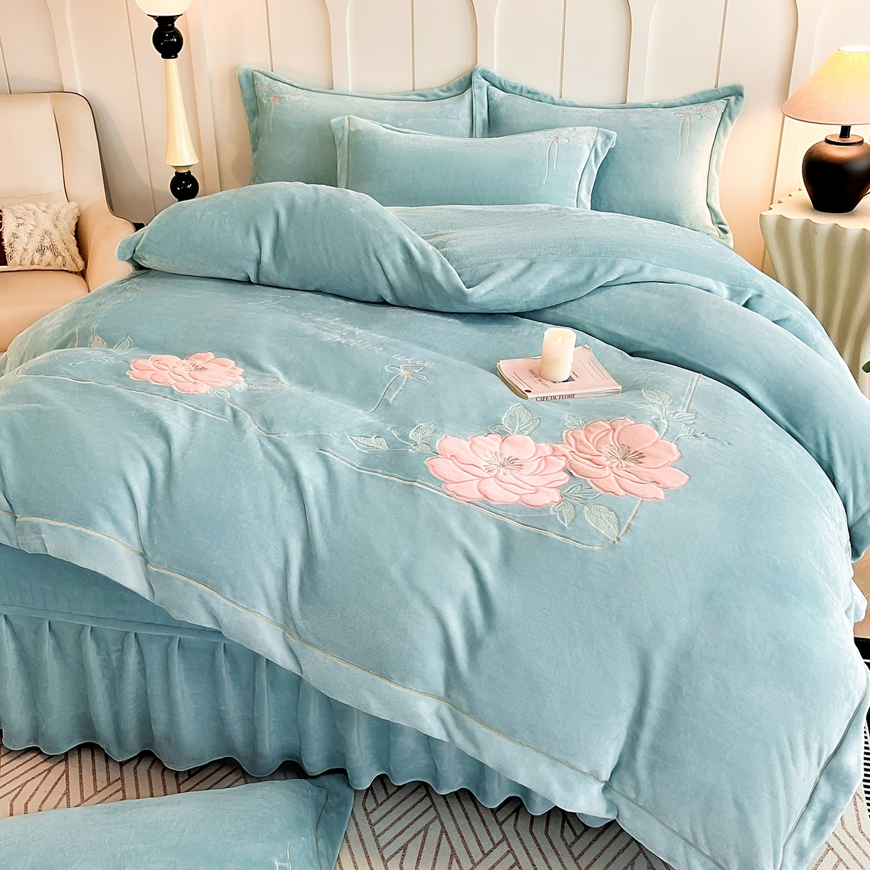 91家纺网 家纺一手货源 找家纺 孟鑫家纺 2025新款230克高克重宽边一字绣牛奶绒贴布绣花四件套床盖款-绣语清风 绣语清风-湖绿