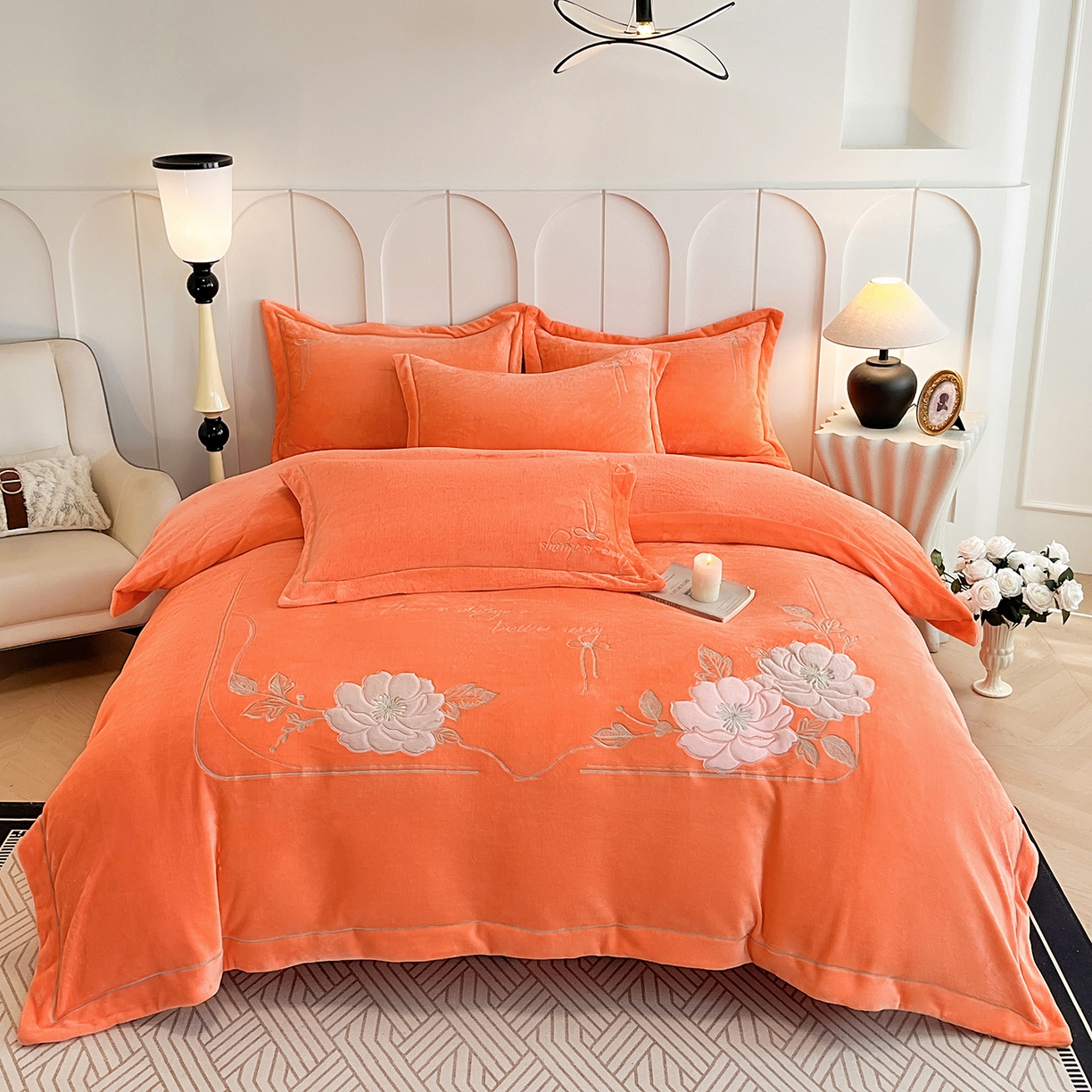 91家纺网 家纺一手货源 找家纺 孟鑫家纺 2025新款230克高克重宽边一字绣牛奶绒贴布绣花四件套床盖款-绣语清风 绣语清风-桔色