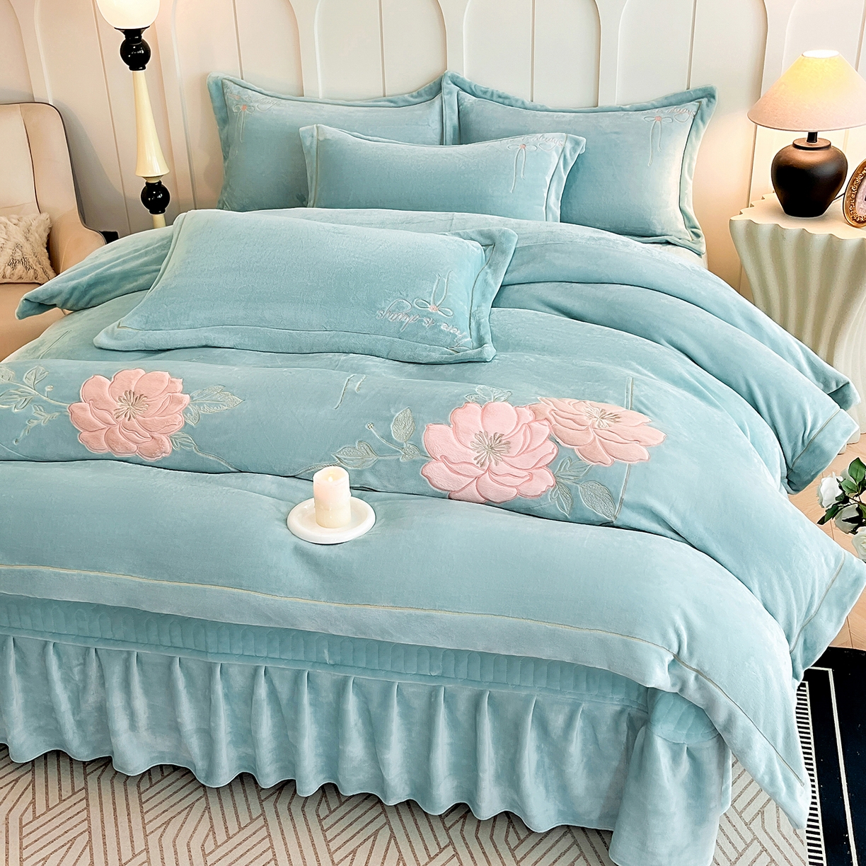 91家纺网 家纺一手货源 找家纺 孟鑫家纺 2025新款230克高克重宽边一字绣牛奶绒贴布绣花四件套床盖款-绣语清风 绣语清风-湖绿