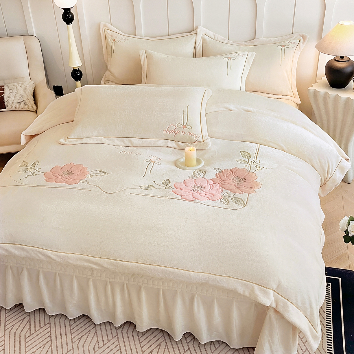 91家纺网 家纺一手货源 找家纺 孟鑫家纺 2025新款230克高克重宽边一字绣牛奶绒贴布绣花四件套床盖款-绣语清风 绣语清风-奶昔白