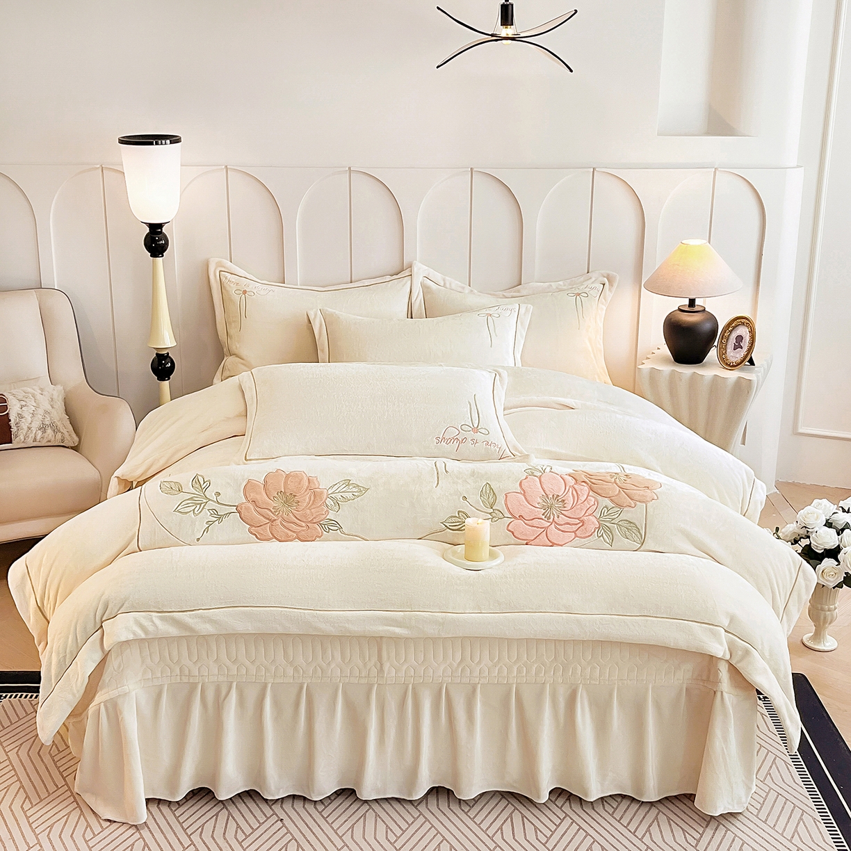 孟鑫家纺 2025新款230克高克重宽边一字绣牛奶绒贴布绣花四件套床盖款-绣语清风 绣语清风-奶昔白