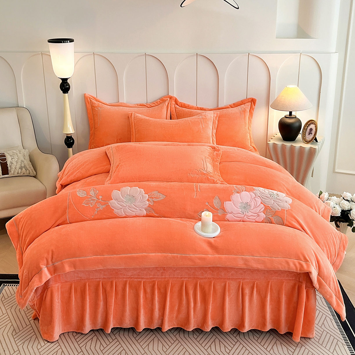 91家纺网 家纺一手货源 找家纺 （总）孟鑫家纺 2025新款230克高克重宽边一字绣牛奶绒贴布绣花四件套床盖款-绣语清风