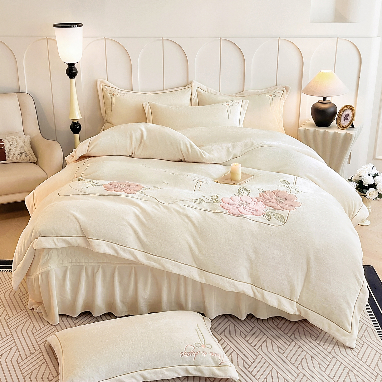 91家纺网 家纺一手货源 找家纺 孟鑫家纺 2025新款230克高克重宽边一字绣牛奶绒贴布绣花四件套床盖款-绣语清风 绣语清风-奶昔白