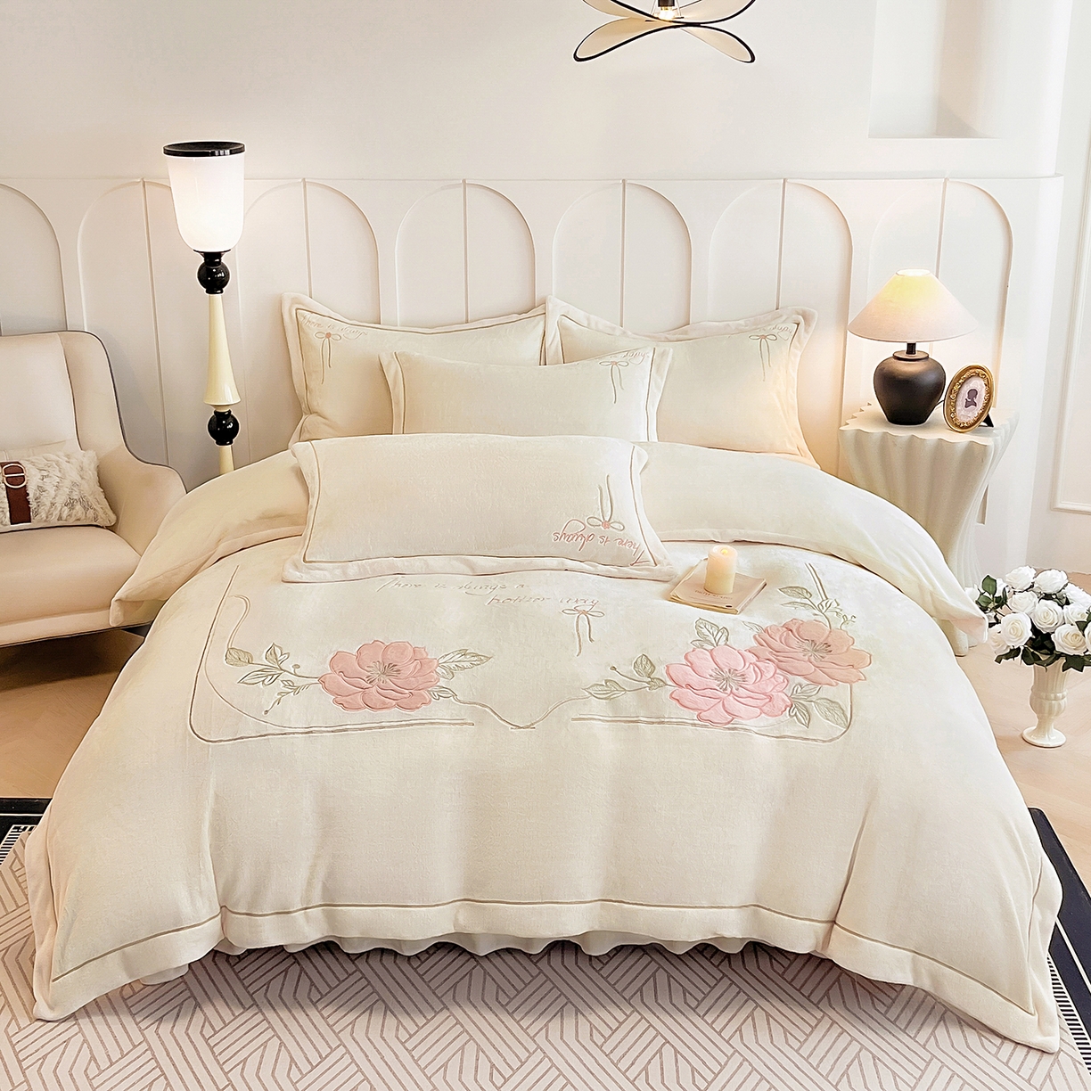 91家纺网 家纺一手货源 找家纺 孟鑫家纺 2025新款230克高克重宽边一字绣牛奶绒贴布绣花四件套床盖款-绣语清风 绣语清风-奶昔白