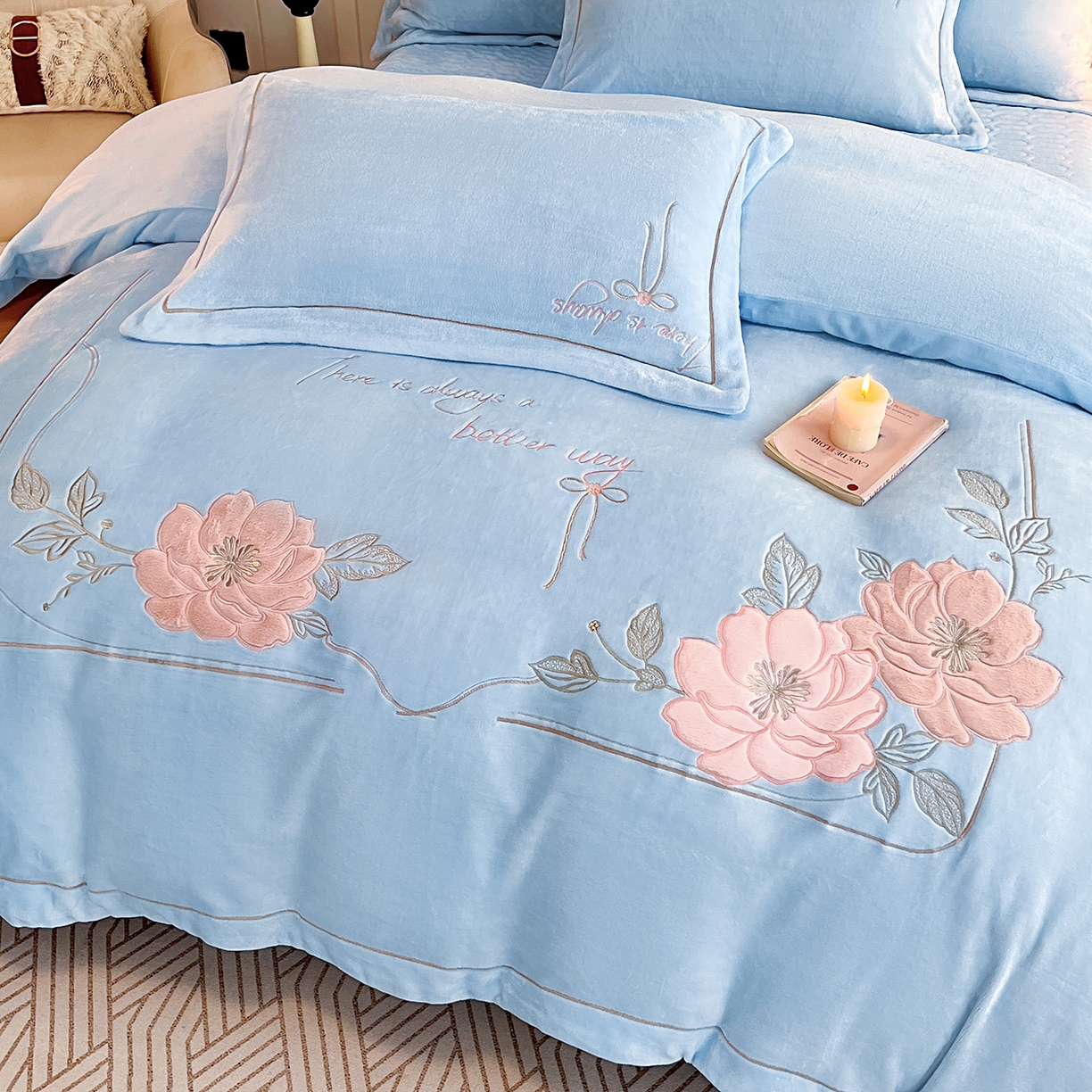 91家纺网 家纺一手货源 找家纺 孟鑫家纺 2025新款230克高克重宽边一字绣牛奶绒贴布绣花四件套床盖款-绣语清风 绣语清风-天空兰