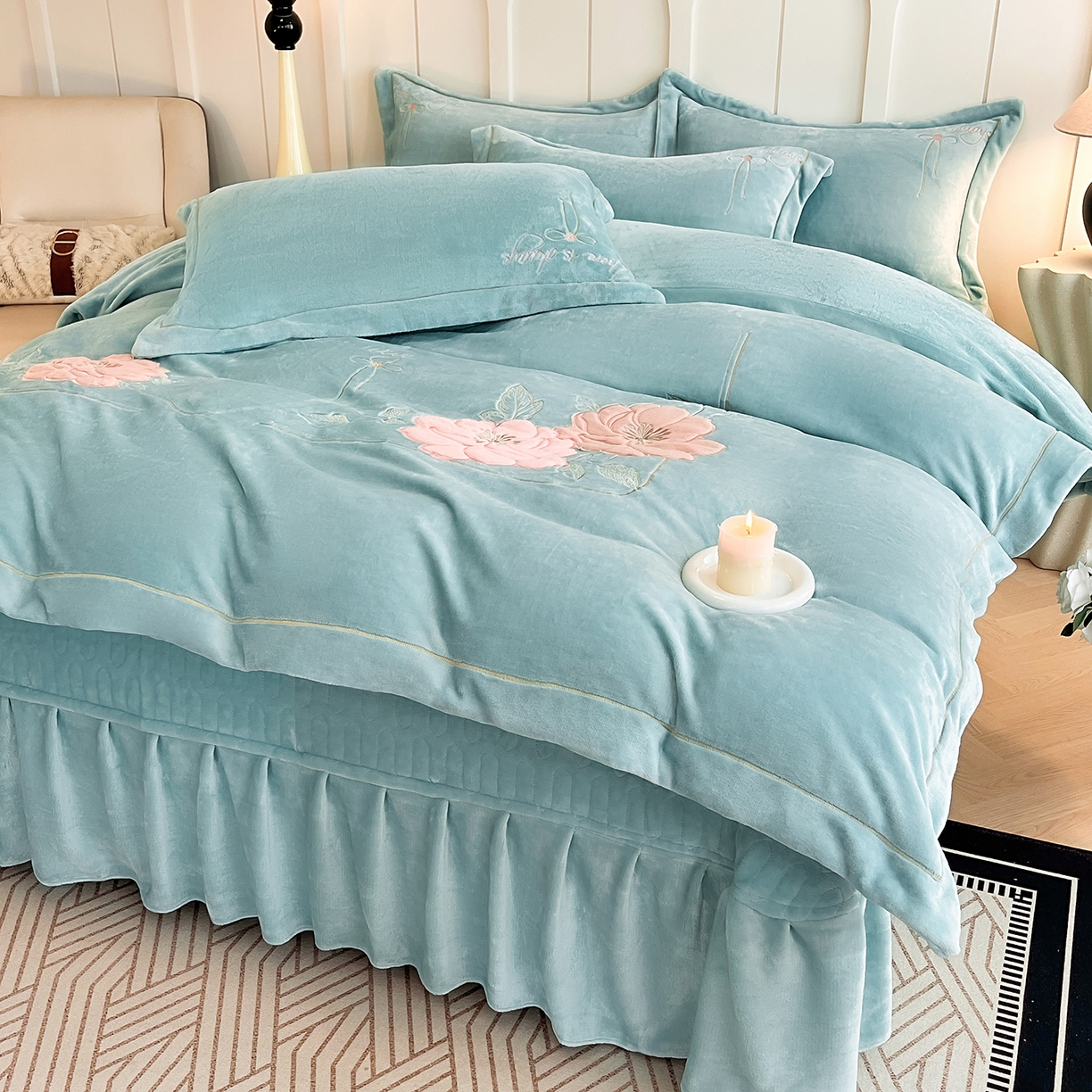 91家纺网 家纺一手货源 找家纺 孟鑫家纺 2025新款230克高克重宽边一字绣牛奶绒贴布绣花四件套床盖款-绣语清风 绣语清风-湖绿