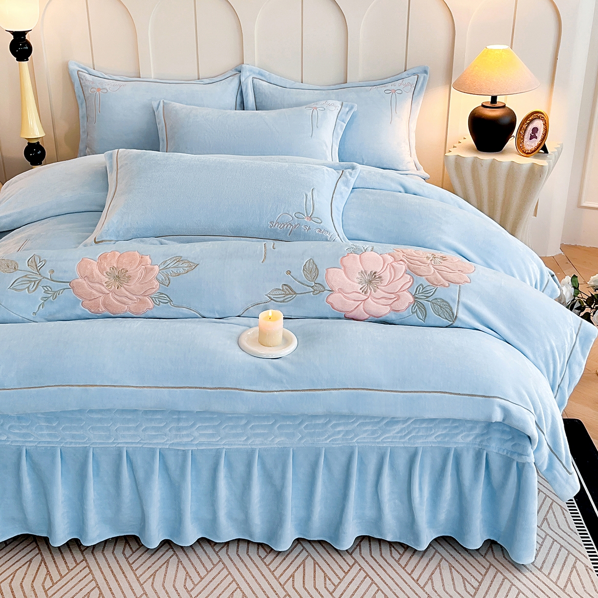 91家纺网 家纺一手货源 找家纺 孟鑫家纺 2025新款230克高克重宽边一字绣牛奶绒贴布绣花四件套床盖款-绣语清风 绣语清风-天空兰