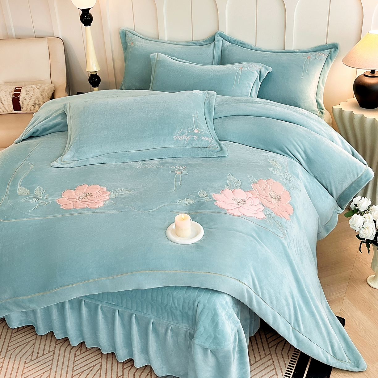 91家纺网 家纺一手货源 找家纺 孟鑫家纺 2025新款230克高克重宽边一字绣牛奶绒贴布绣花四件套床盖款-绣语清风 绣语清风-湖绿