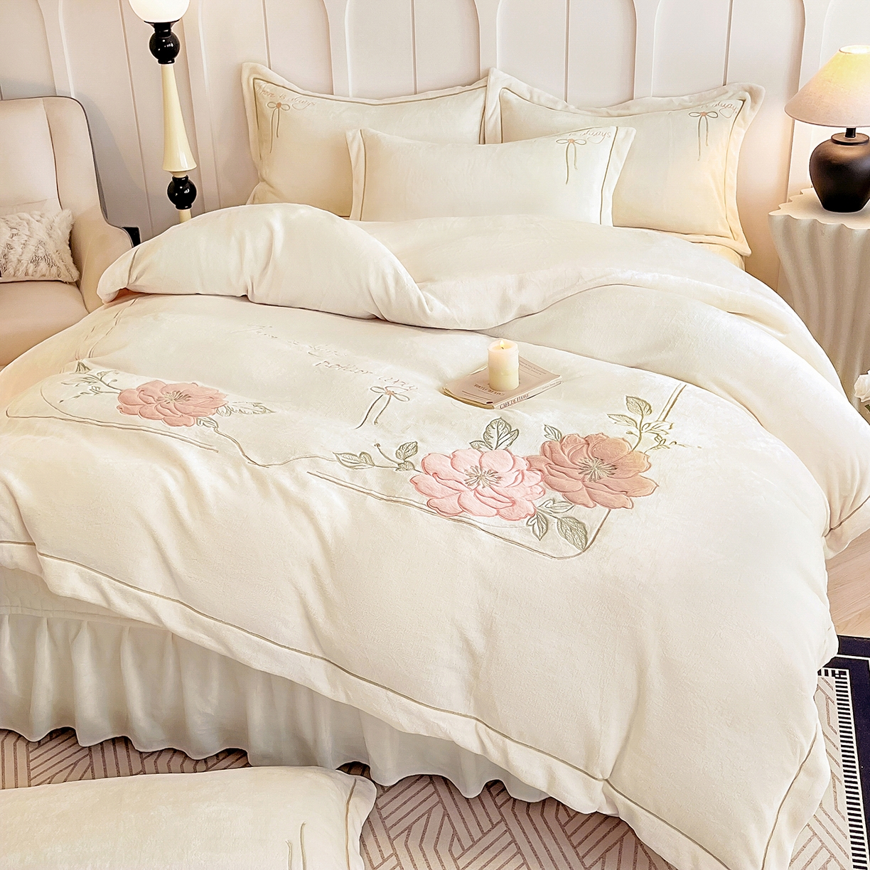 91家纺网 家纺一手货源 找家纺 孟鑫家纺 2025新款230克高克重宽边一字绣牛奶绒贴布绣花四件套床盖款-绣语清风 绣语清风-奶昔白