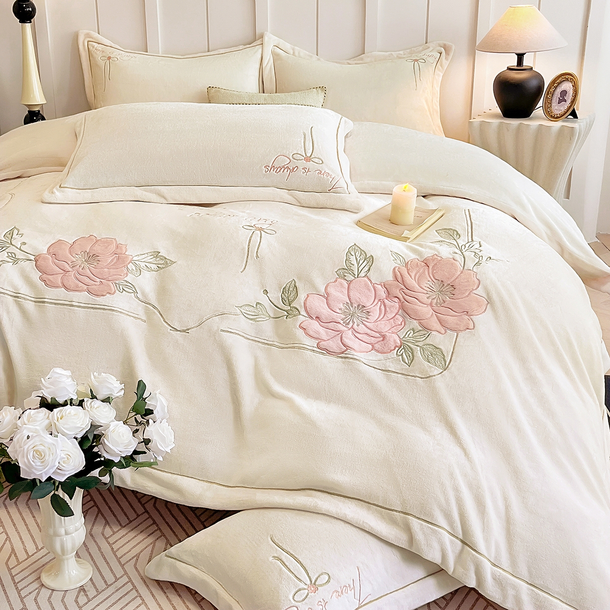 91家纺网 家纺一手货源 找家纺 孟鑫家纺 2025新款230克高克重宽边一字绣牛奶绒贴布绣花四件套床盖款-绣语清风 绣语清风-奶昔白