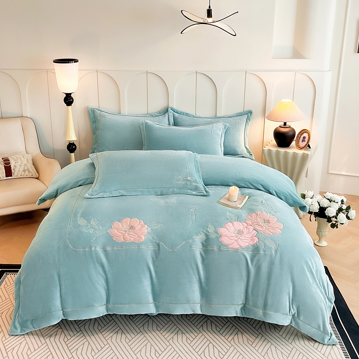 91家纺网 家纺一手货源 找家纺 孟鑫家纺 2025新款230克高克重宽边一字绣牛奶绒贴布绣花四件套床盖款-绣语清风 绣语清风-湖绿