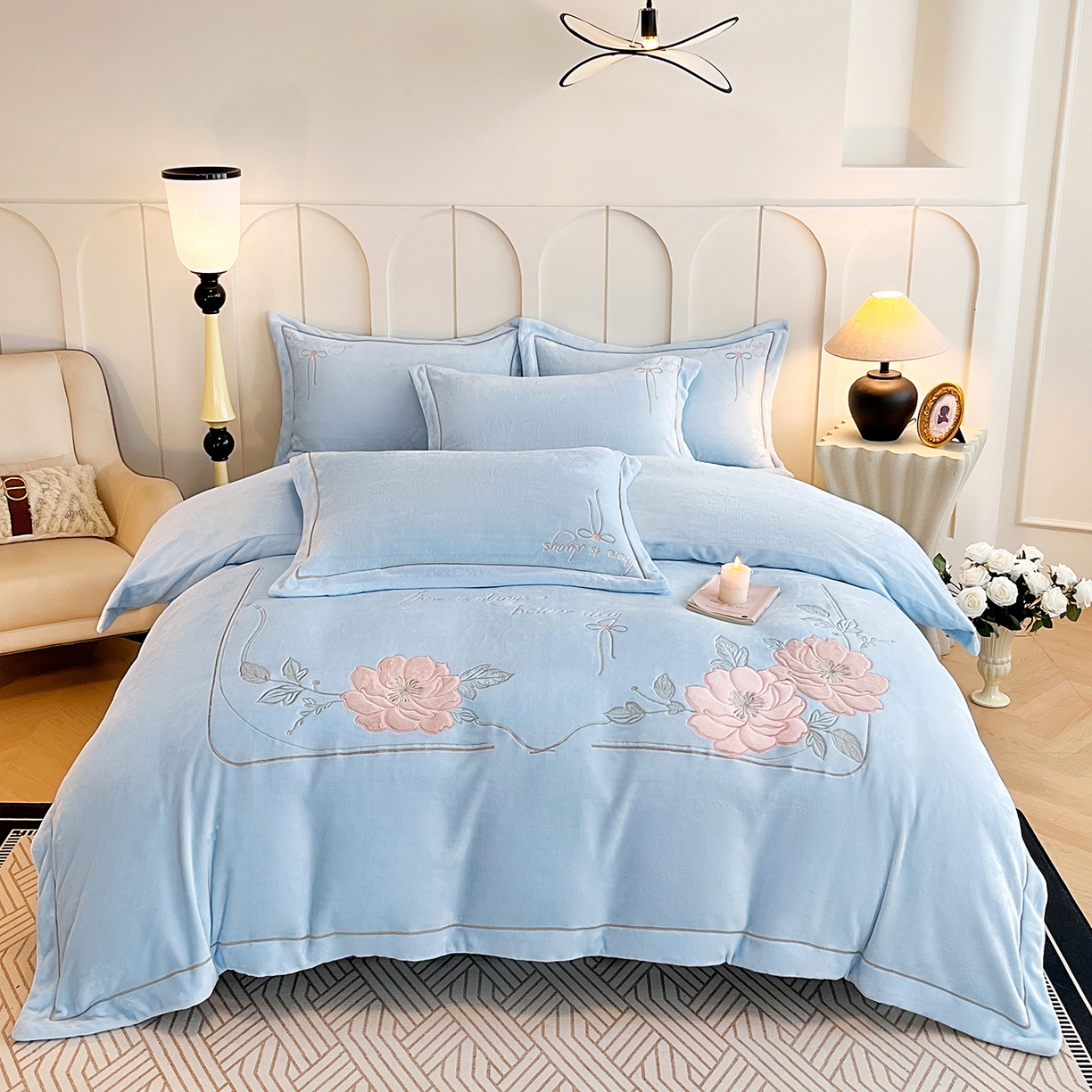 91家纺网 家纺一手货源 找家纺 孟鑫家纺 2025新款230克高克重宽边一字绣牛奶绒贴布绣花四件套床盖款-绣语清风 绣语清风-天空兰