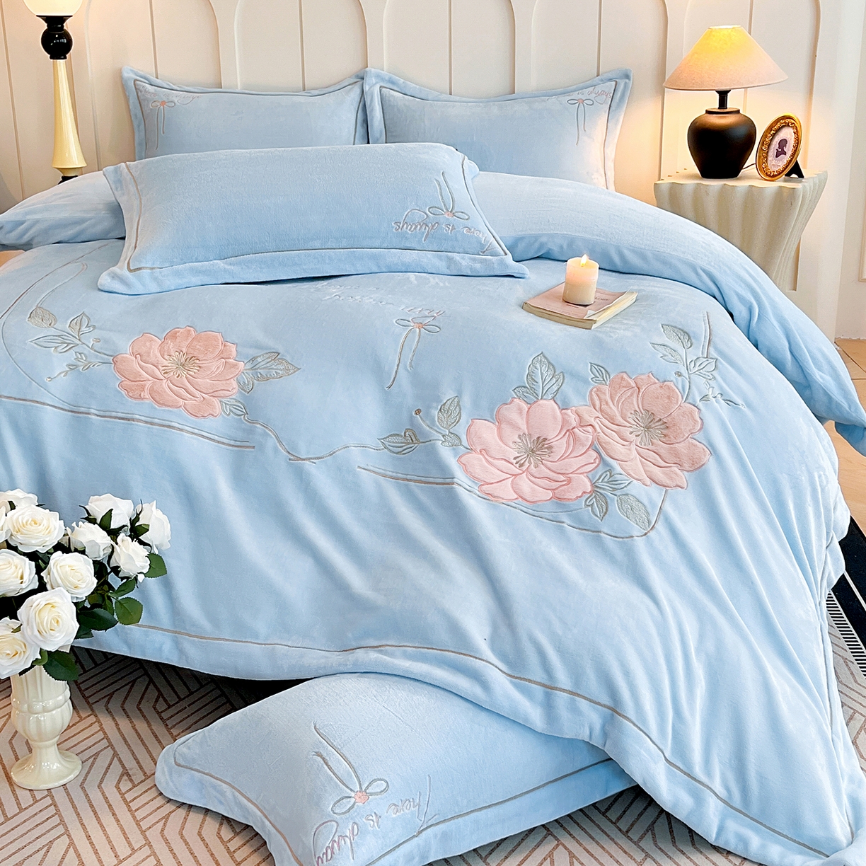 91家纺网 家纺一手货源 找家纺 孟鑫家纺 2025新款230克高克重宽边一字绣牛奶绒贴布绣花四件套床盖款-绣语清风 绣语清风-天空兰