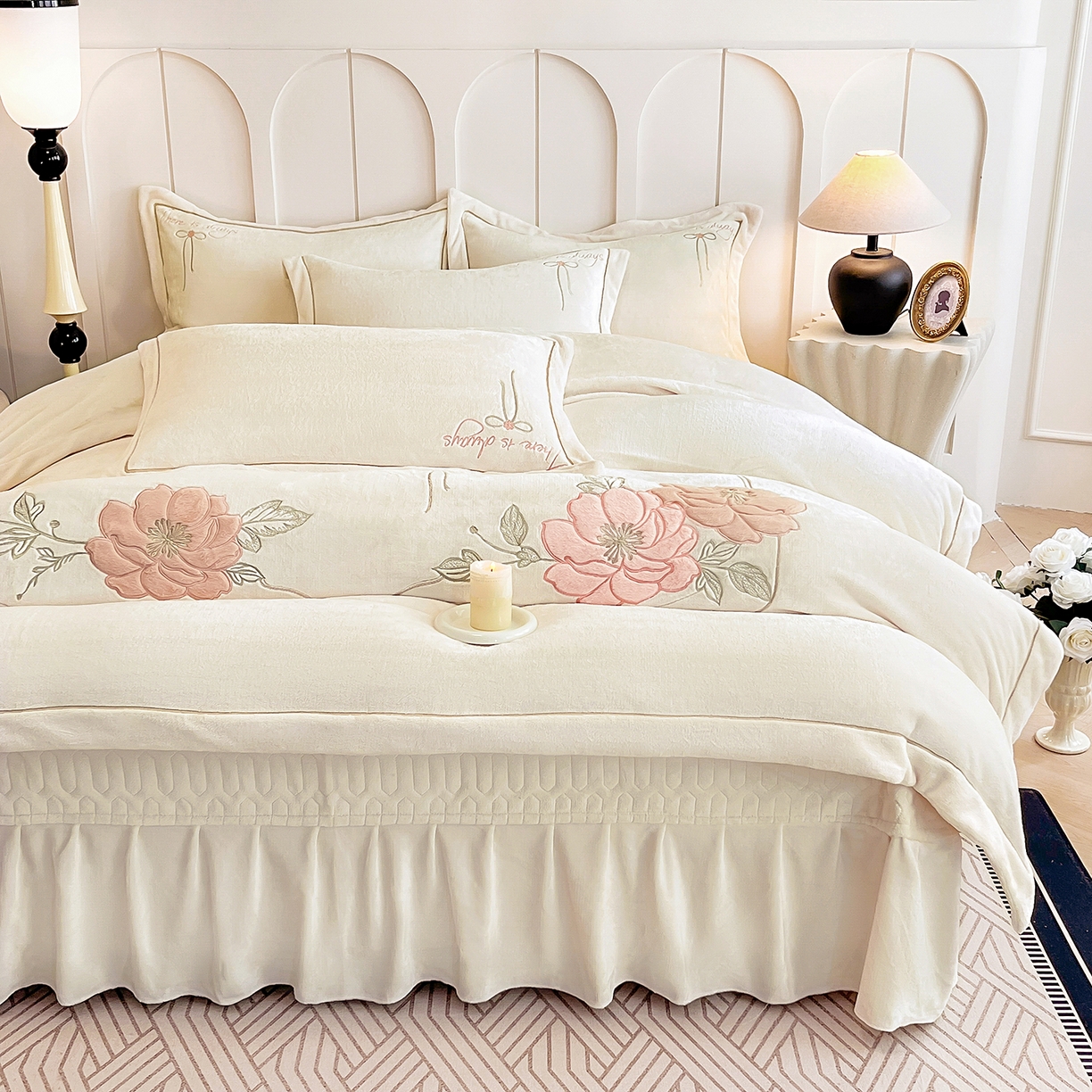 91家纺网 家纺一手货源 找家纺 孟鑫家纺 2025新款230克高克重宽边一字绣牛奶绒贴布绣花四件套床盖款-绣语清风 绣语清风-奶昔白