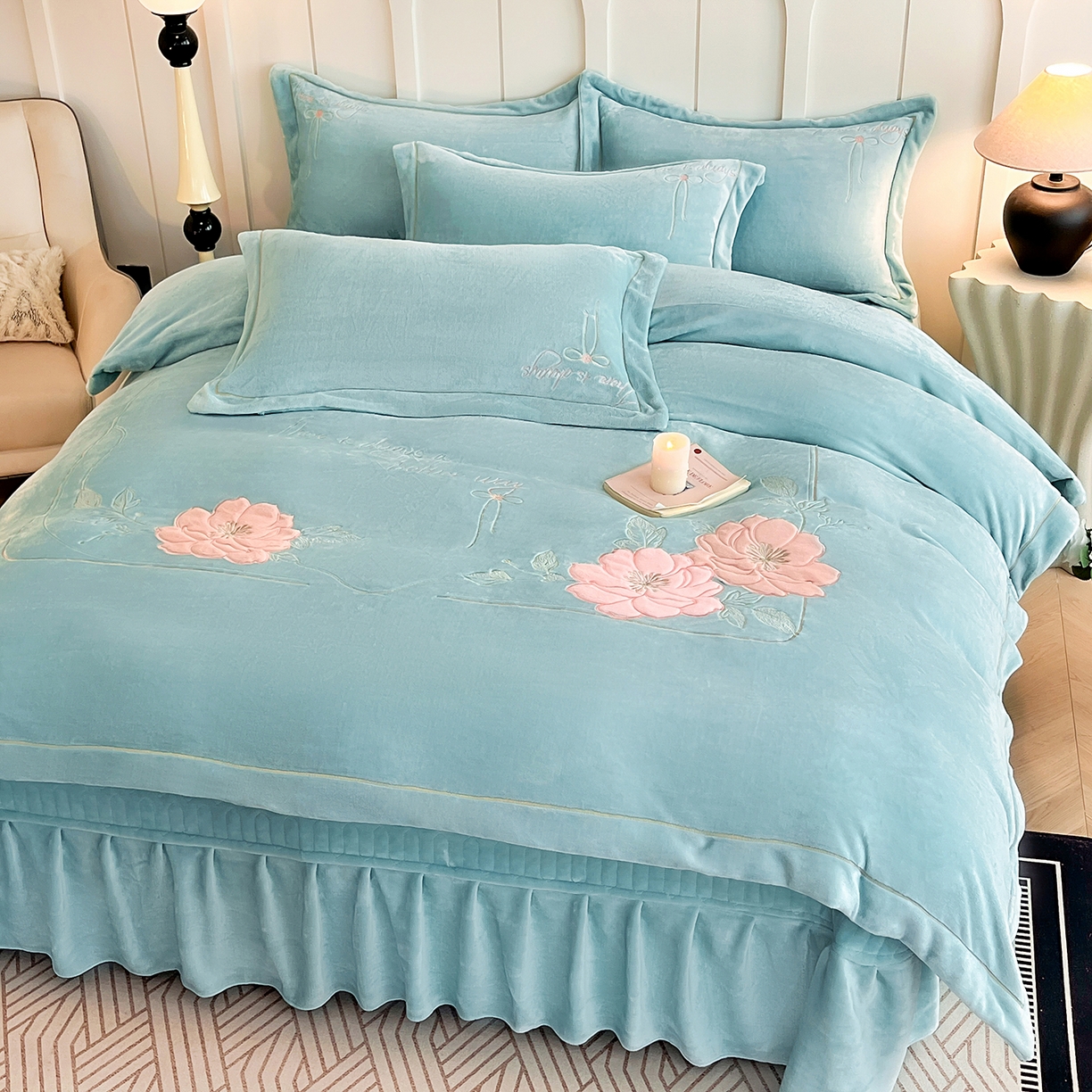 91家纺网 家纺一手货源 找家纺 孟鑫家纺 2025新款230克高克重宽边一字绣牛奶绒贴布绣花四件套床盖款-绣语清风 绣语清风-湖绿