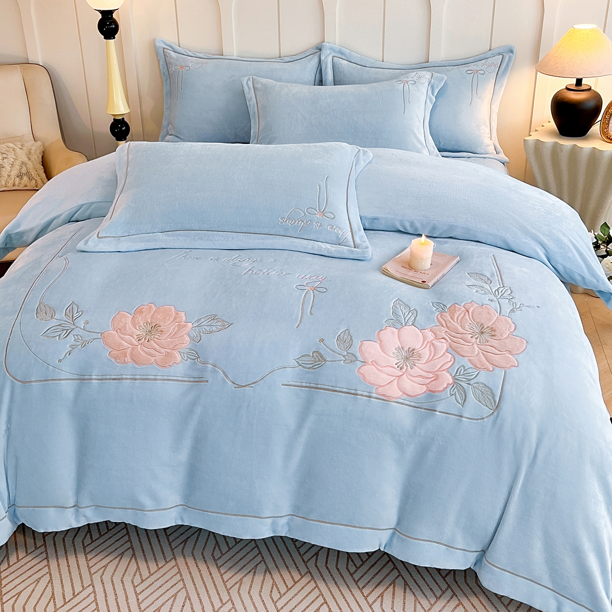 91家纺网 家纺一手货源 找家纺 孟鑫家纺 2025新款230克高克重宽边一字绣牛奶绒贴布绣花四件套床盖款-绣语清风 绣语清风-天空兰