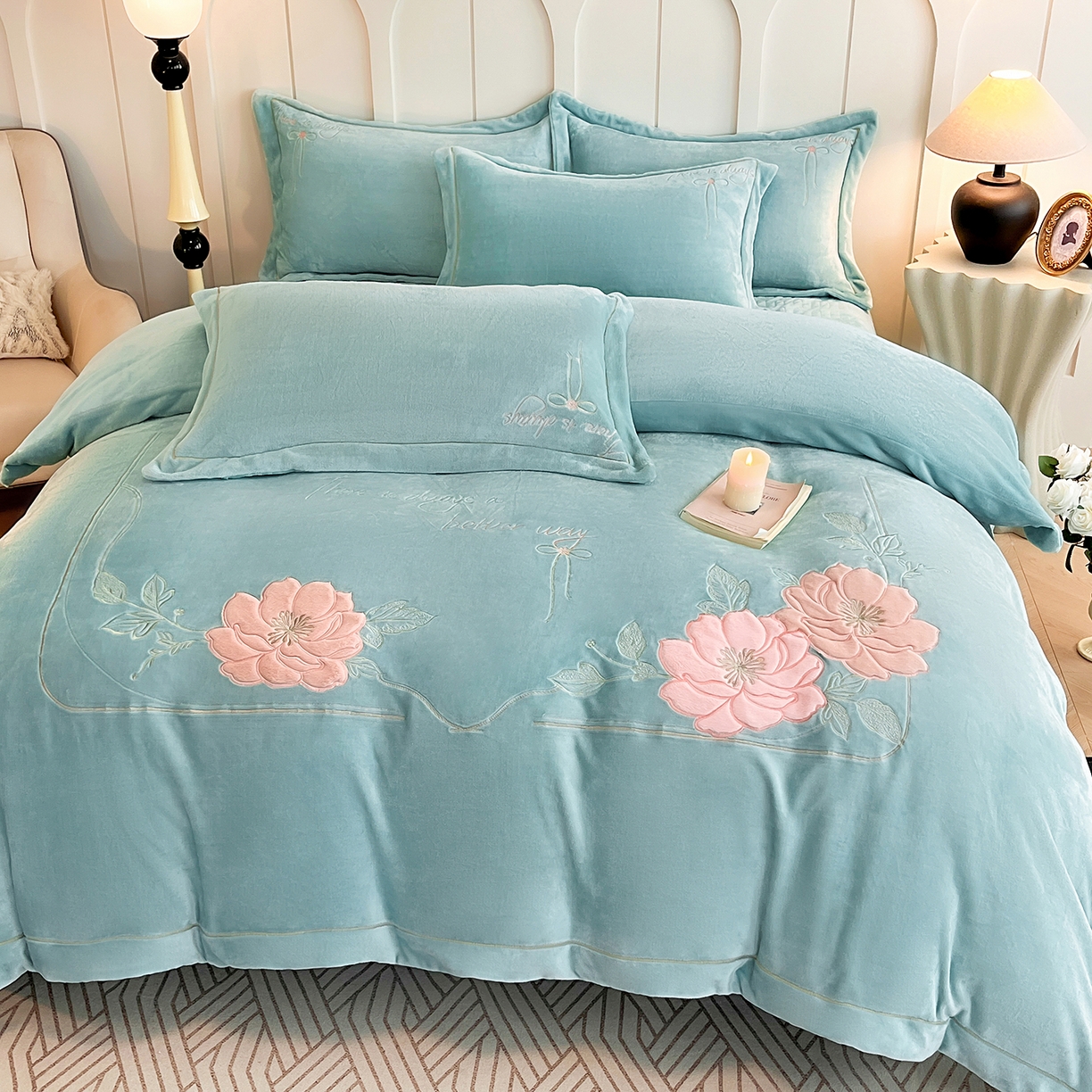 91家纺网 家纺一手货源 找家纺 孟鑫家纺 2025新款230克高克重宽边一字绣牛奶绒贴布绣花四件套床盖款-绣语清风 绣语清风-湖绿