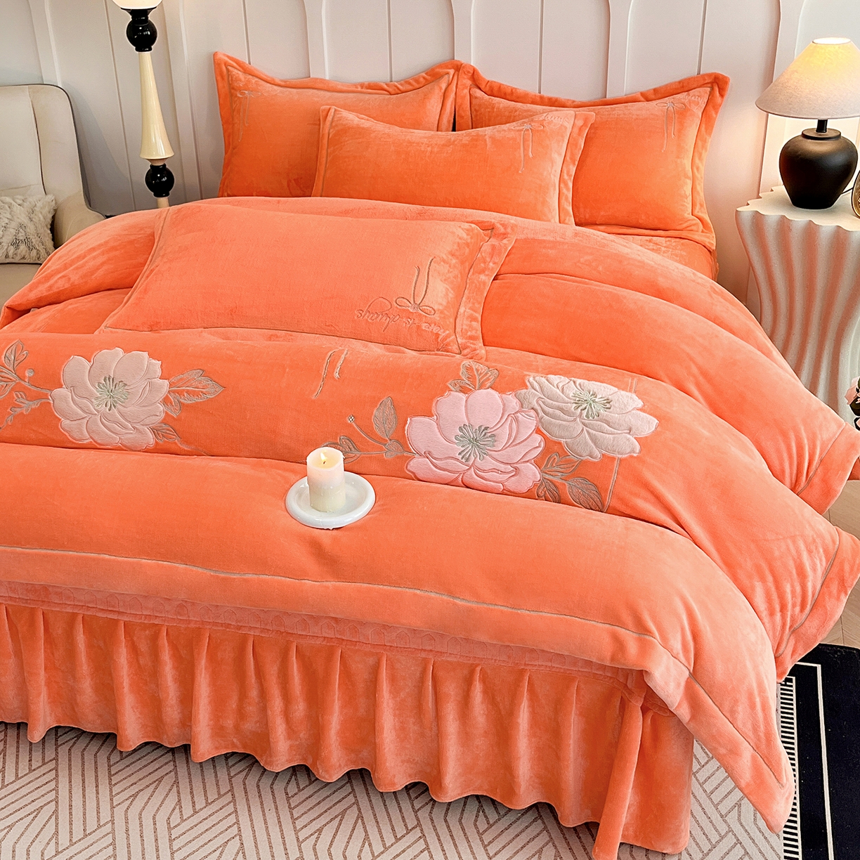 91家纺网 家纺一手货源 找家纺 （总）孟鑫家纺 2025新款230克高克重宽边一字绣牛奶绒贴布绣花四件套床盖款-绣语清风