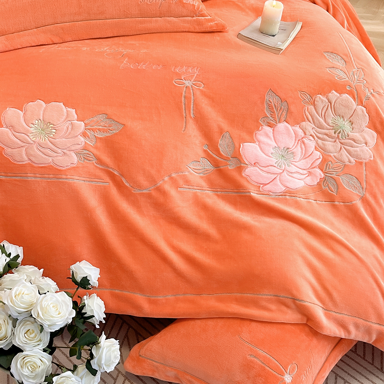 91家纺网 家纺一手货源 找家纺 （总）孟鑫家纺 2025新款230克高克重宽边一字绣牛奶绒贴布绣花四件套床盖款-绣语清风