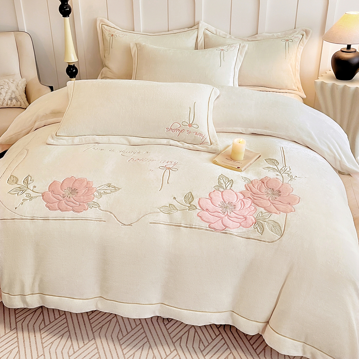 91家纺网 家纺一手货源 找家纺 孟鑫家纺 2025新款230克高克重宽边一字绣牛奶绒贴布绣花四件套床盖款-绣语清风 绣语清风-奶昔白