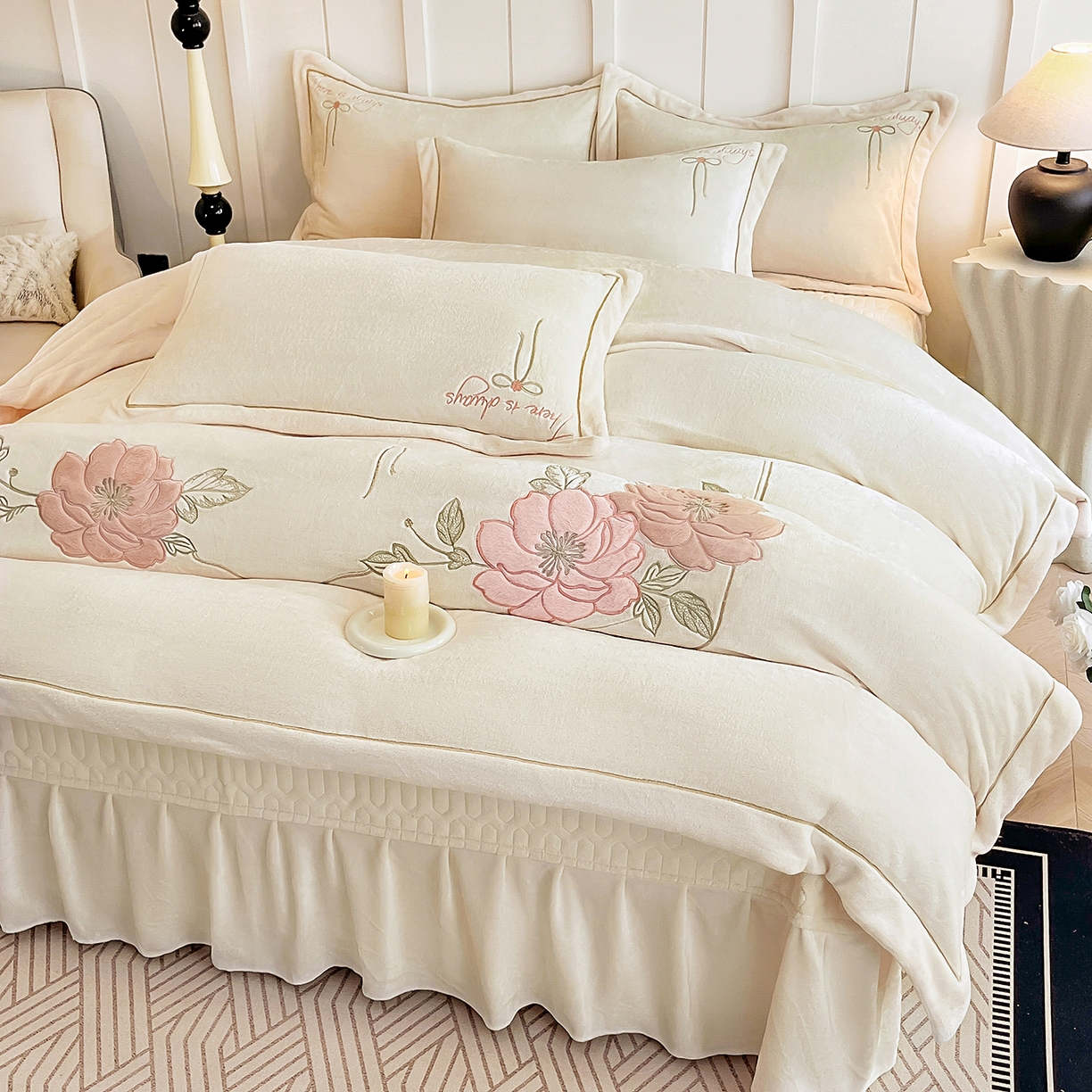 91家纺网 家纺一手货源 找家纺 孟鑫家纺 2025新款230克高克重宽边一字绣牛奶绒贴布绣花四件套床盖款-绣语清风 绣语清风-奶昔白