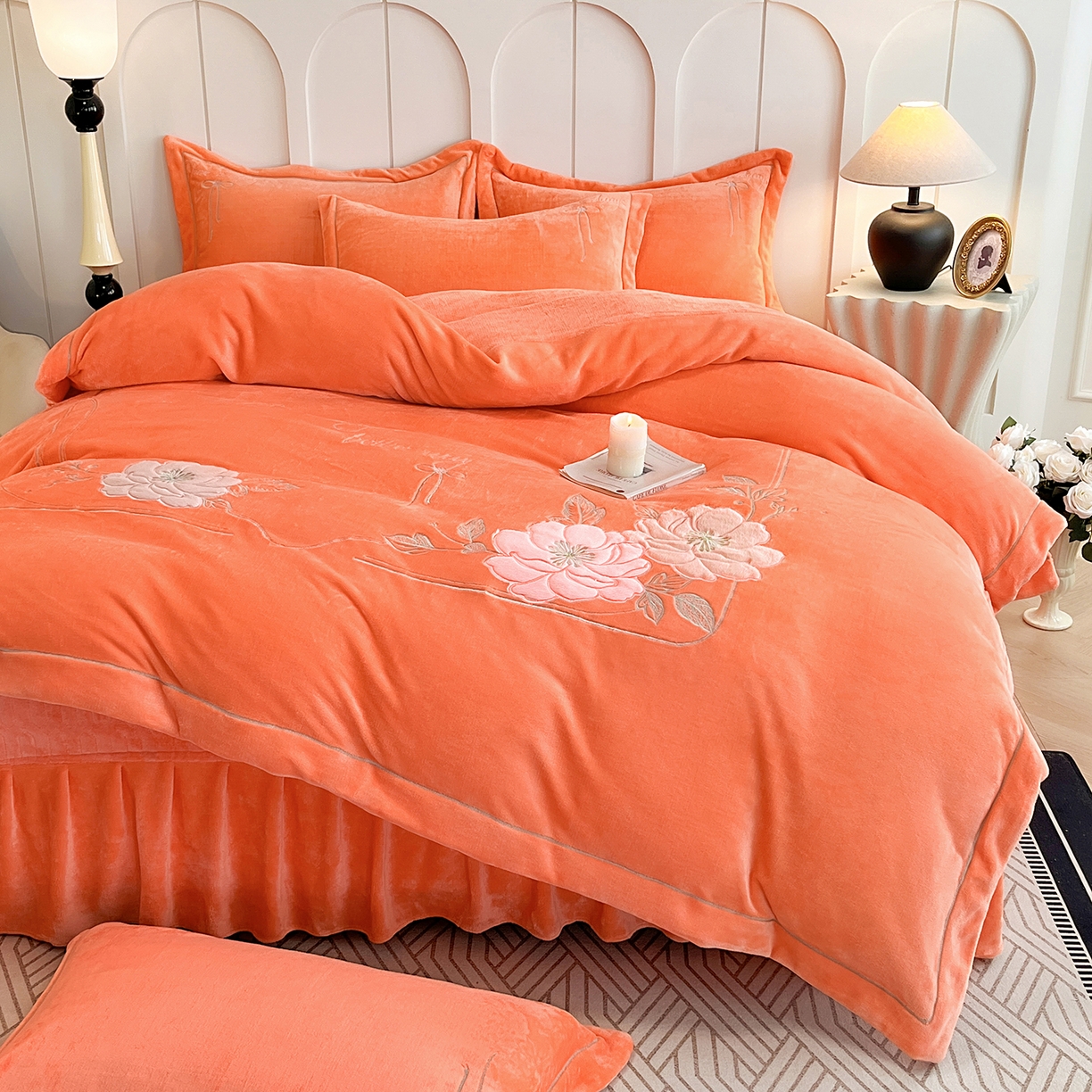 91家纺网 家纺一手货源 找家纺 （总）孟鑫家纺 2025新款230克高克重宽边一字绣牛奶绒贴布绣花四件套床盖款-绣语清风