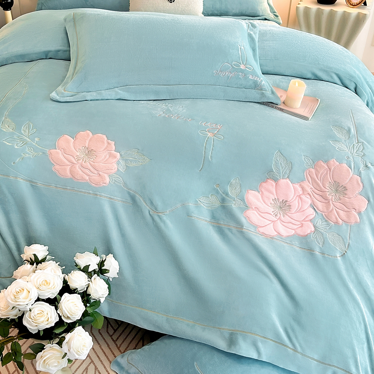 91家纺网 家纺一手货源 找家纺 孟鑫家纺 2025新款230克高克重宽边一字绣牛奶绒贴布绣花四件套床盖款-绣语清风 绣语清风-湖绿