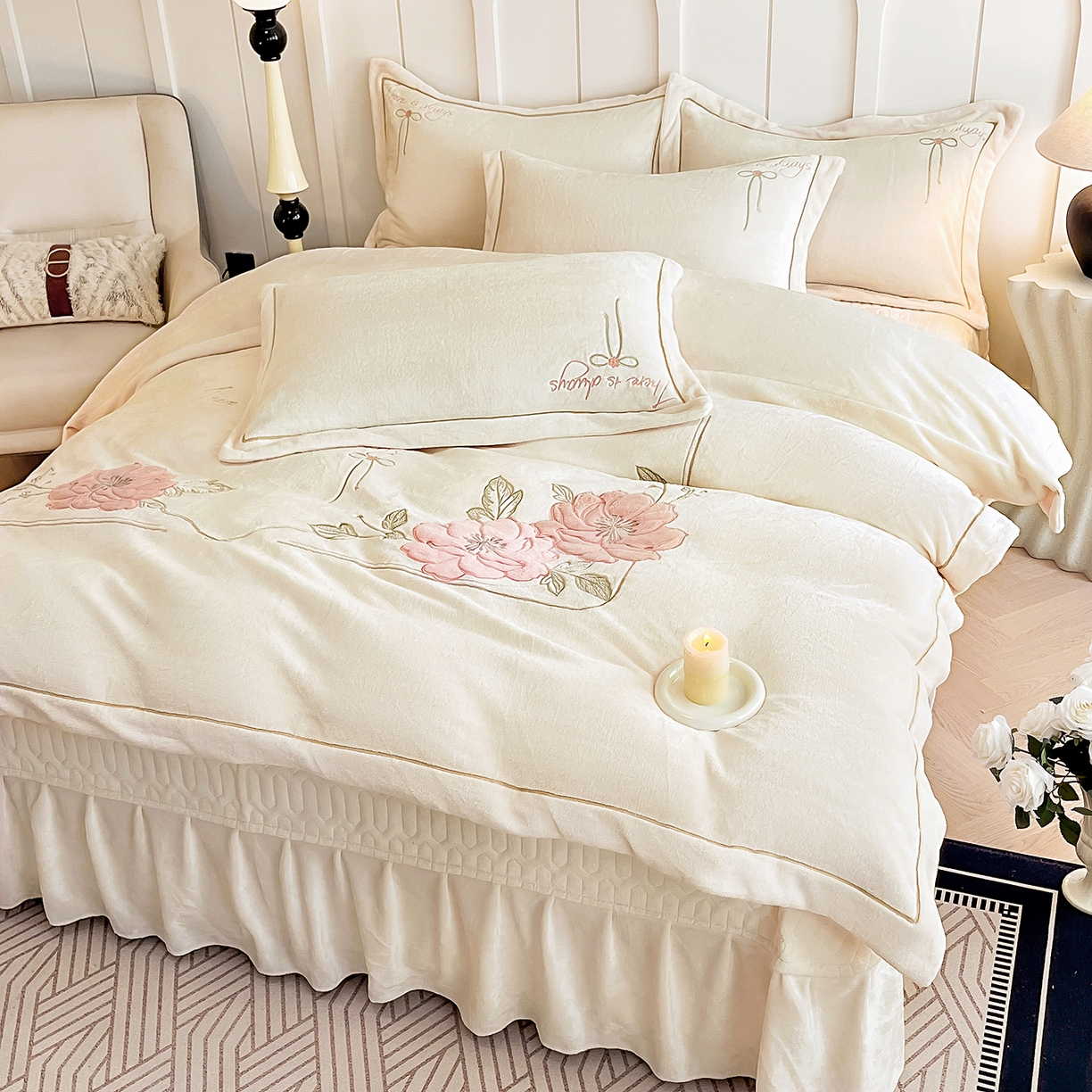 91家纺网 家纺一手货源 找家纺 孟鑫家纺 2025新款230克高克重宽边一字绣牛奶绒贴布绣花四件套床盖款-绣语清风 绣语清风-奶昔白