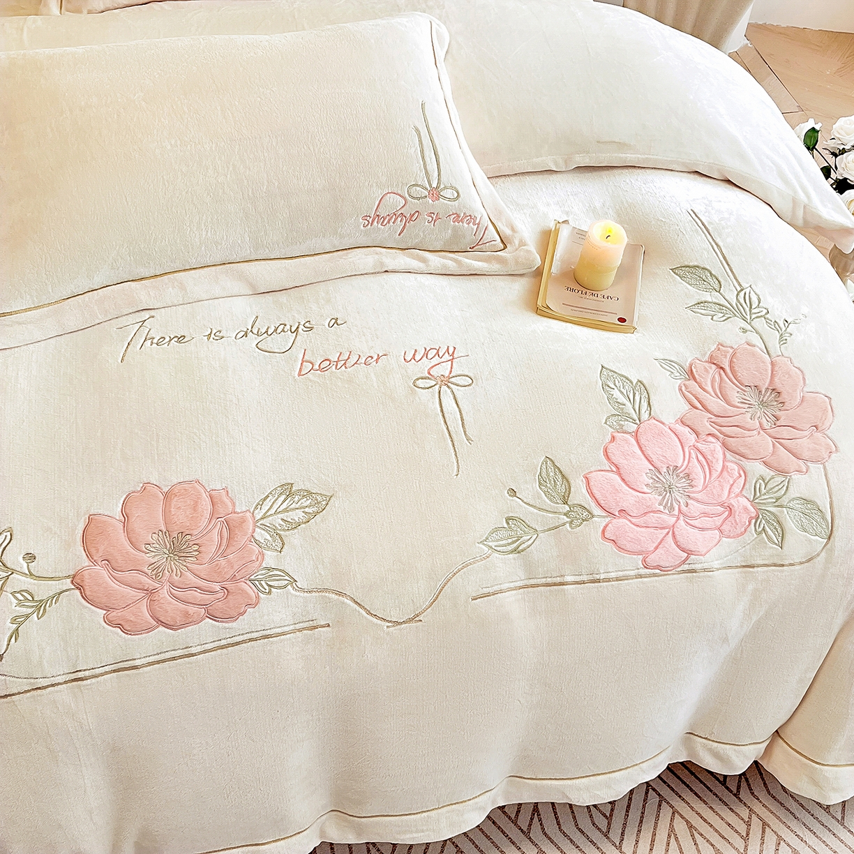 91家纺网 家纺一手货源 找家纺 孟鑫家纺 2025新款230克高克重宽边一字绣牛奶绒贴布绣花四件套床盖款-绣语清风 绣语清风-奶昔白