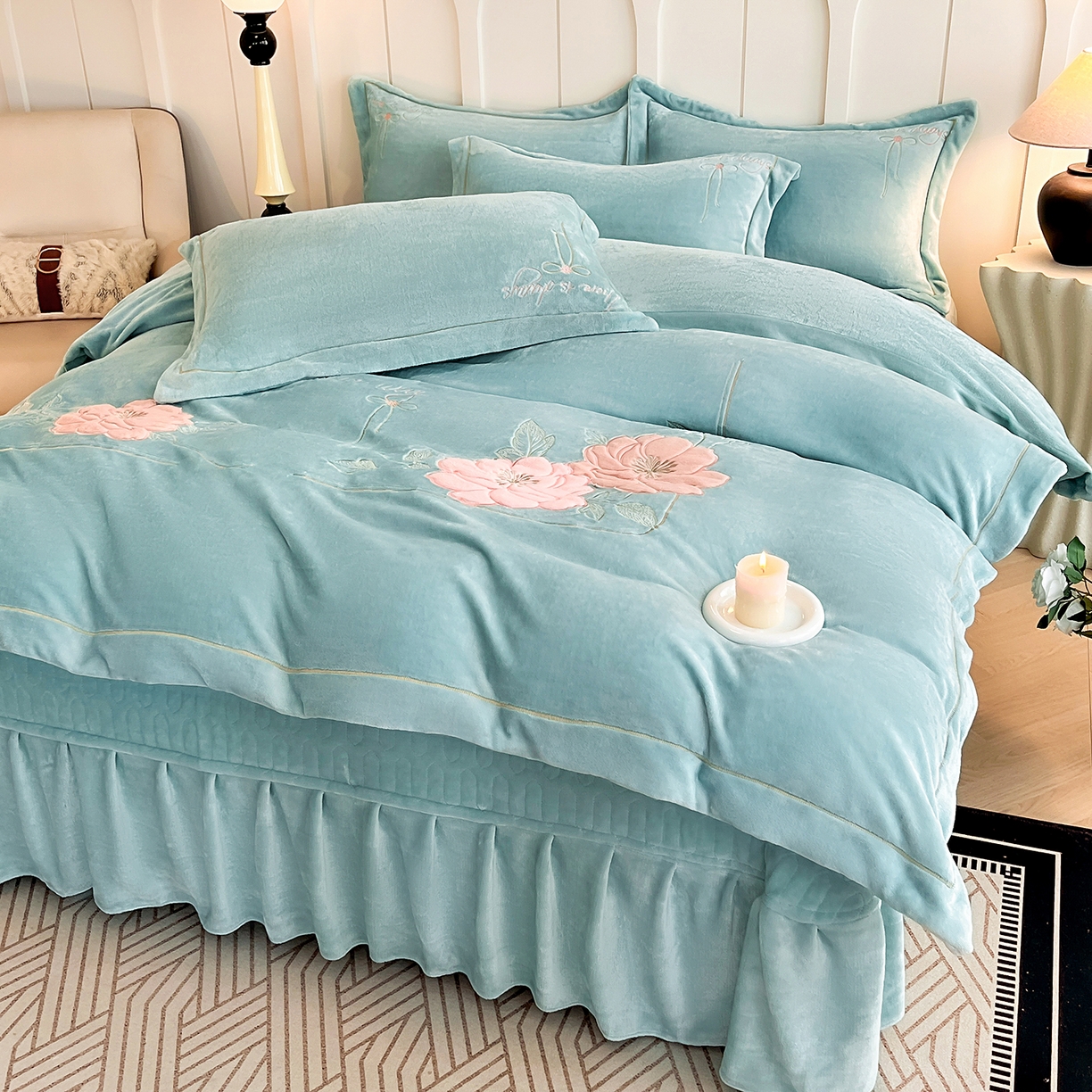 91家纺网 家纺一手货源 找家纺 孟鑫家纺 2025新款230克高克重宽边一字绣牛奶绒贴布绣花四件套床盖款-绣语清风 绣语清风-湖绿