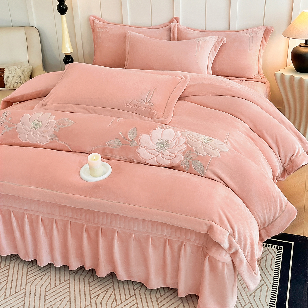 91家纺网 家纺一手货源 找家纺 孟鑫家纺 2025新款230克高克重宽边一字绣牛奶绒贴布绣花四件套床盖款-绣语清风 绣语清风-豆沙