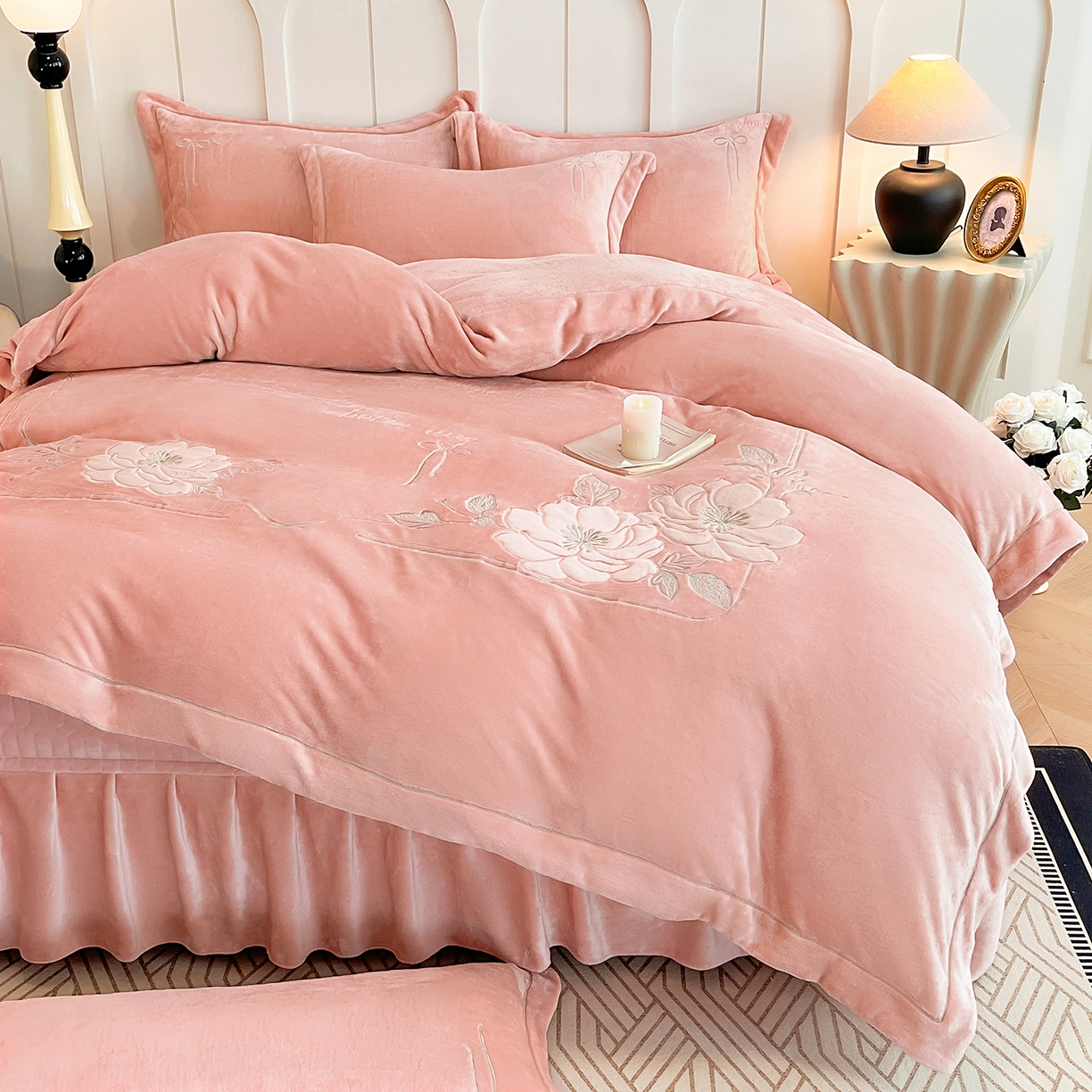 91家纺网 家纺一手货源 找家纺 孟鑫家纺 2025新款230克高克重宽边一字绣牛奶绒贴布绣花四件套床盖款-绣语清风 绣语清风-豆沙