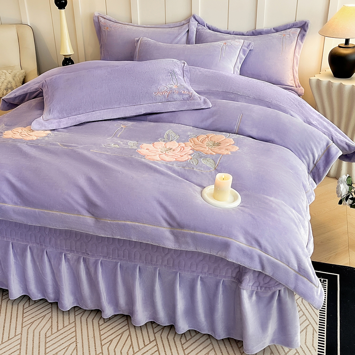 91家纺网 家纺一手货源 找家纺 孟鑫家纺 2025新款230克高克重宽边一字绣牛奶绒贴布绣花四件套床盖款-绣语清风 绣语清风-千夏紫