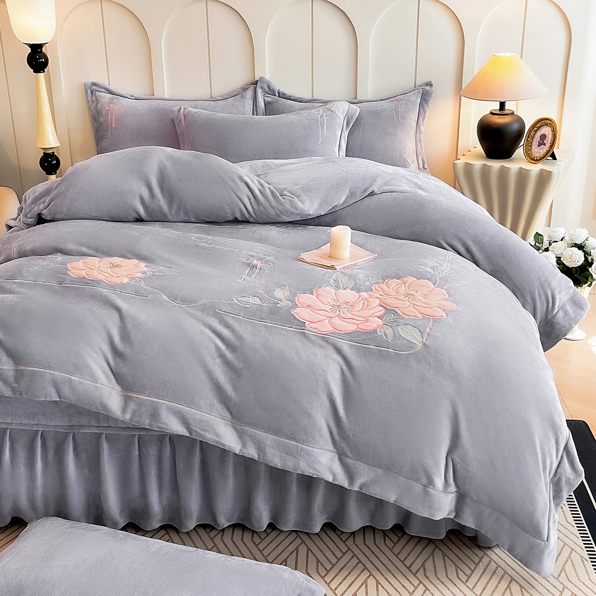 91家纺网 家纺一手货源 找家纺 孟鑫家纺 2025新款230克高克重宽边一字绣牛奶绒贴布绣花四件套床盖款-绣语清风 绣语清风-灰紫