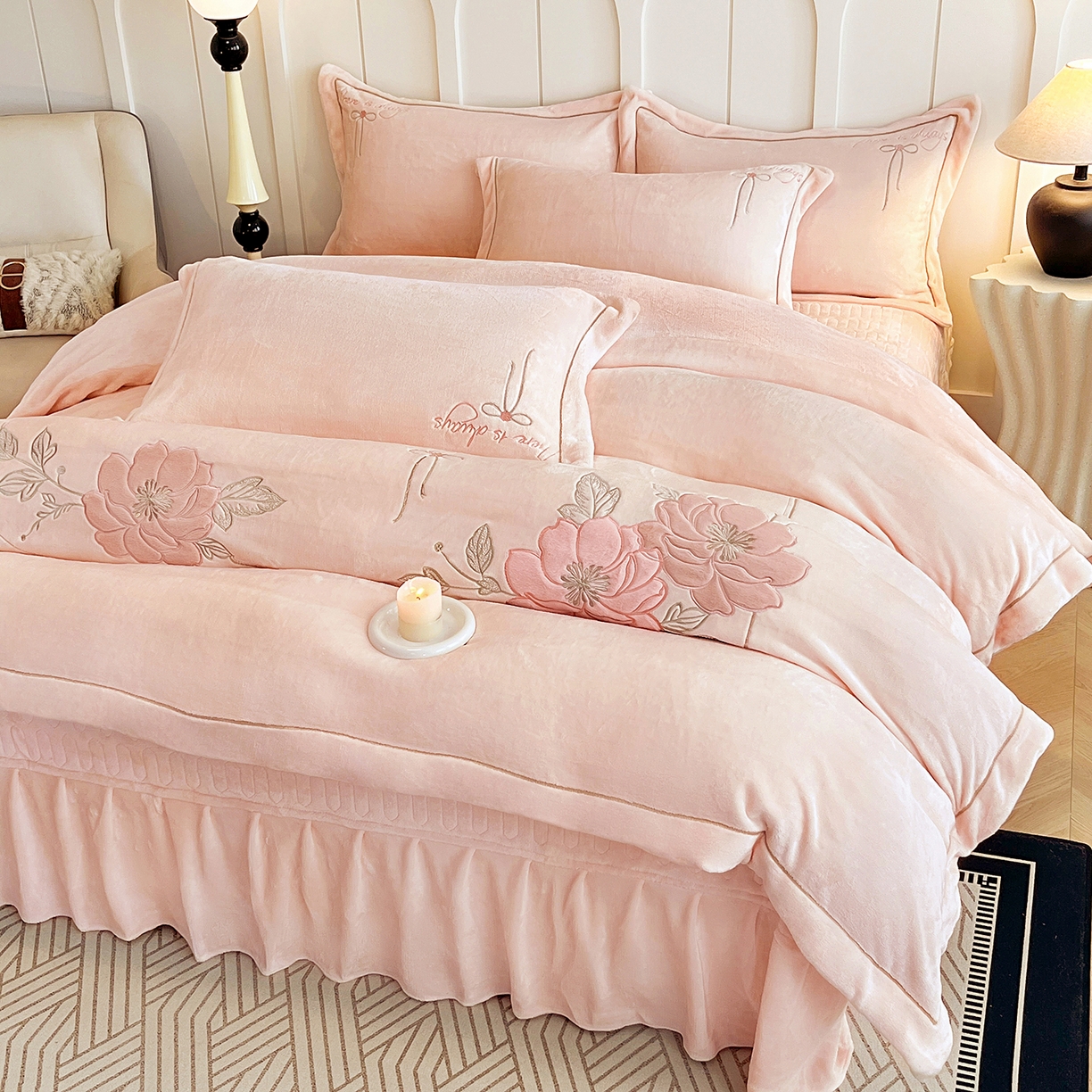 91家纺网 家纺一手货源 找家纺 孟鑫家纺 2025新款230克高克重宽边一字绣牛奶绒贴布绣花四件套床盖款-绣语清风 绣语清风-粉玉