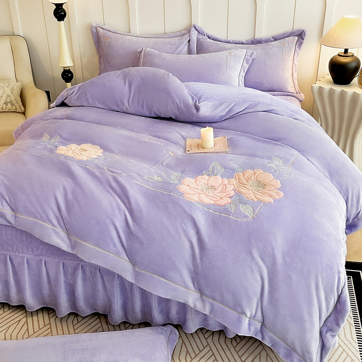 91家纺网 家纺一手货源 找家纺 孟鑫家纺 2025新款230克高克重宽边一字绣牛奶绒贴布绣花四件套床盖款-绣语清风 绣语清风-千夏紫