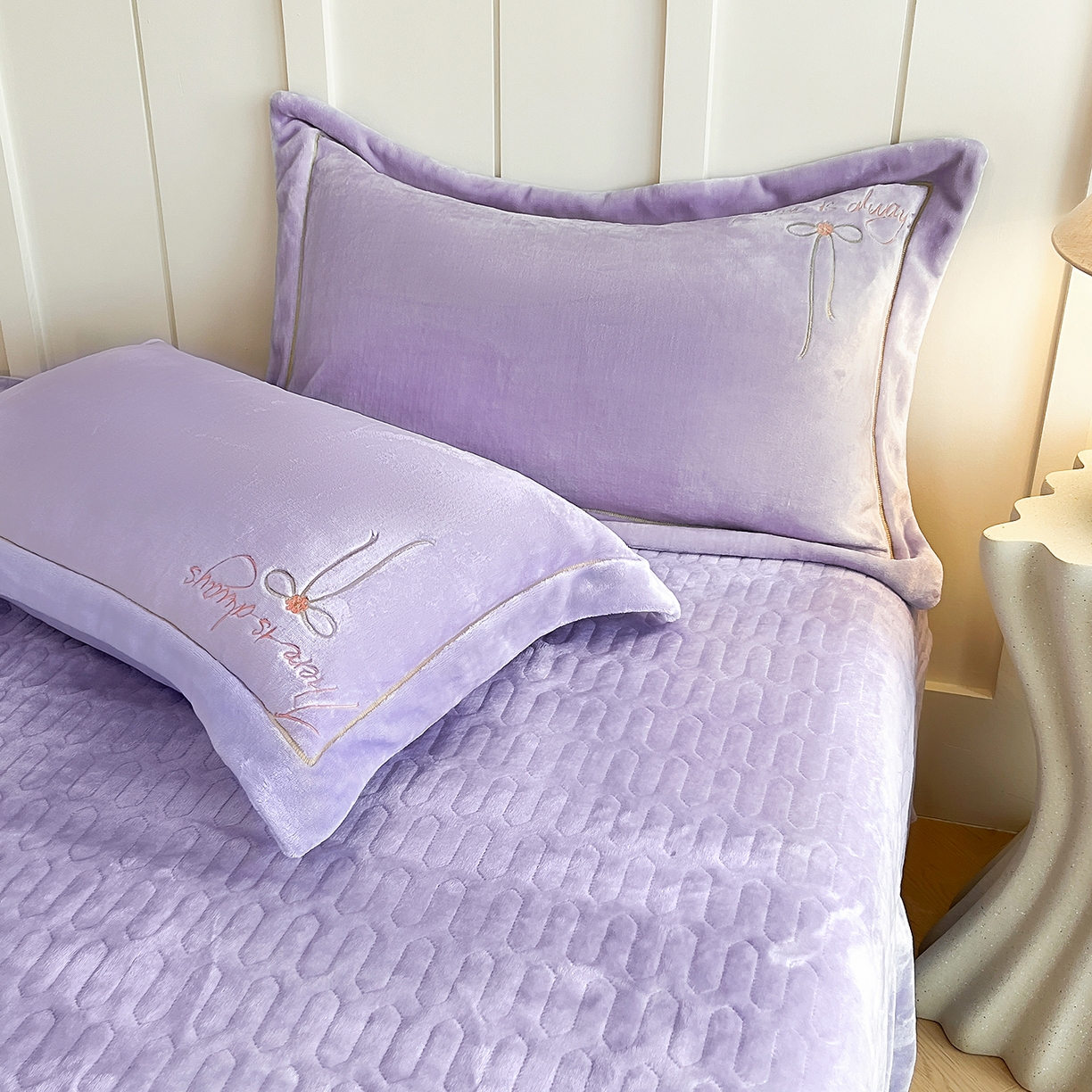 91家纺网 家纺一手货源 找家纺 孟鑫家纺 2025新款230克高克重宽边一字绣牛奶绒贴布绣花四件套床盖款-绣语清风 绣语清风-千夏紫