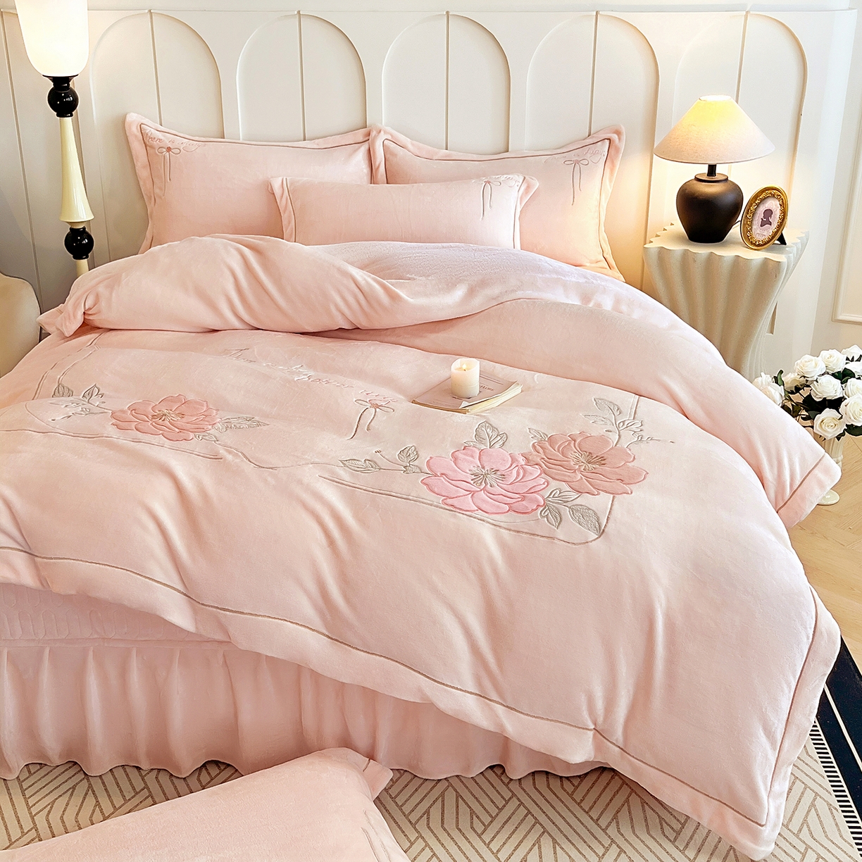 91家纺网 家纺一手货源 找家纺 孟鑫家纺 2025新款230克高克重宽边一字绣牛奶绒贴布绣花四件套床盖款-绣语清风 绣语清风-粉玉