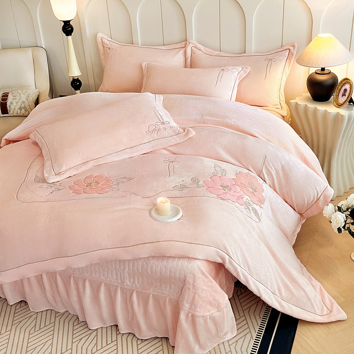 91家纺网 家纺一手货源 找家纺 孟鑫家纺 2025新款230克高克重宽边一字绣牛奶绒贴布绣花四件套床盖款-绣语清风 绣语清风-粉玉