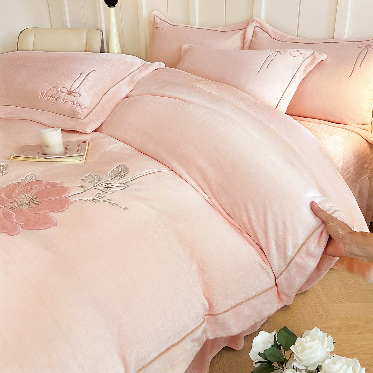 91家纺网 家纺一手货源 找家纺 孟鑫家纺 2025新款230克高克重宽边一字绣牛奶绒贴布绣花四件套床盖款-绣语清风 绣语清风-粉玉