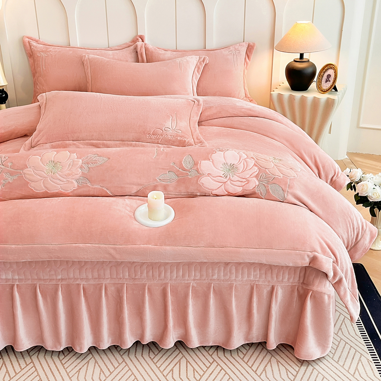 91家纺网 家纺一手货源 找家纺 孟鑫家纺 2025新款230克高克重宽边一字绣牛奶绒贴布绣花四件套床盖款-绣语清风 绣语清风-豆沙