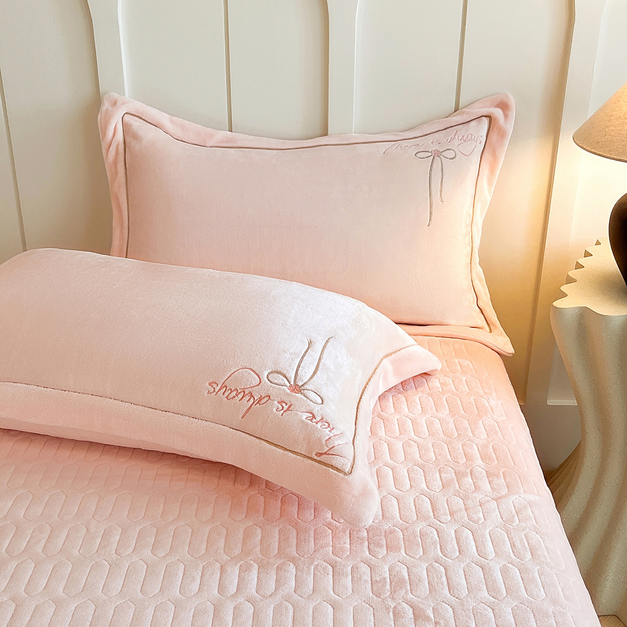 91家纺网 家纺一手货源 找家纺 孟鑫家纺 2025新款230克高克重宽边一字绣牛奶绒贴布绣花四件套床盖款-绣语清风 绣语清风-粉玉