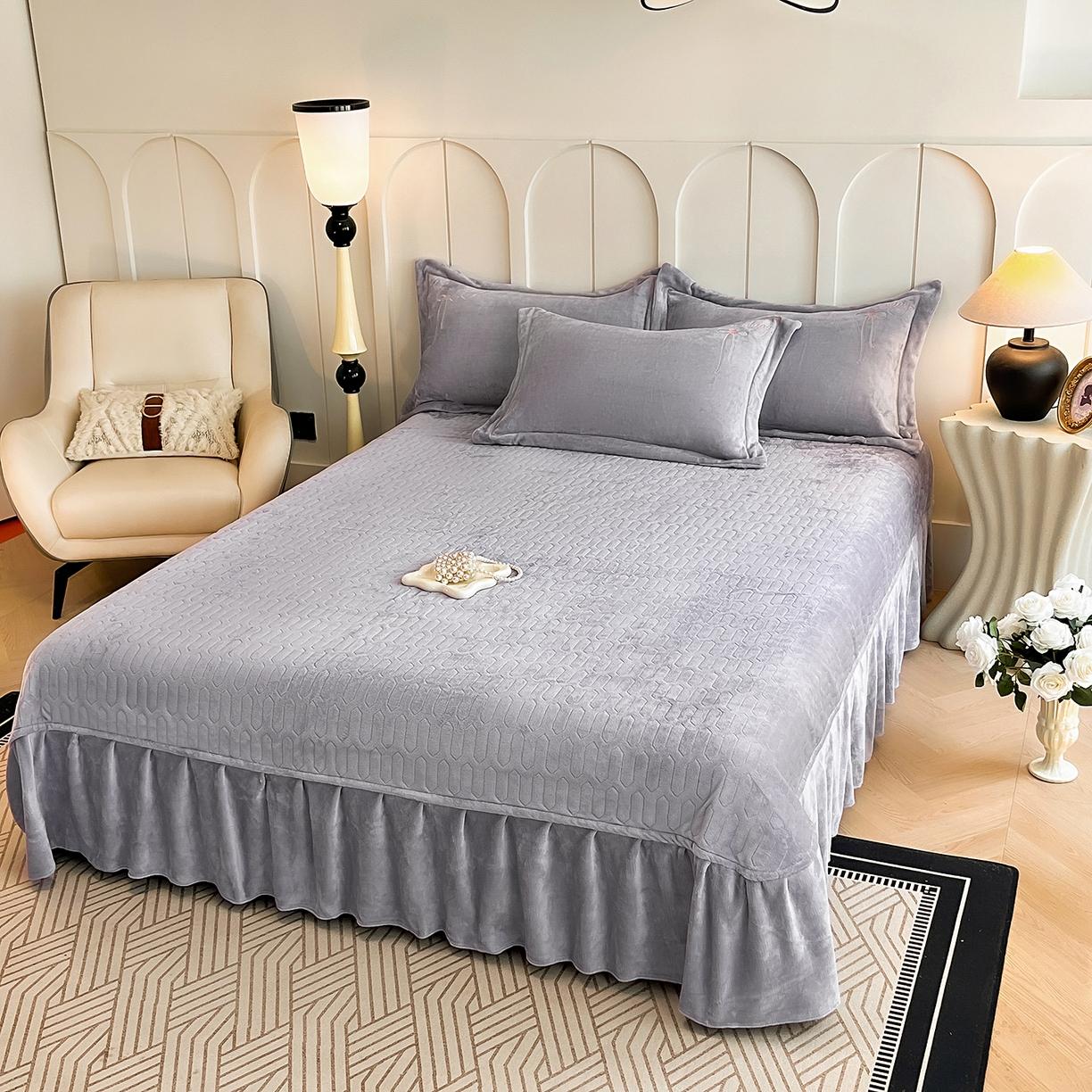 91家纺网 家纺一手货源 找家纺 孟鑫家纺 2025新款230克高克重宽边一字绣牛奶绒贴布绣花四件套床盖款-绣语清风 绣语清风-灰紫