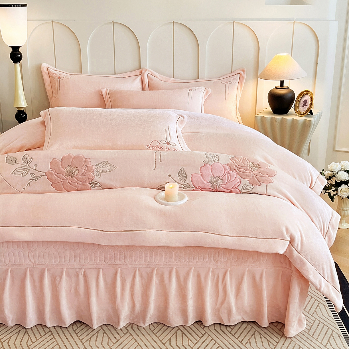 91家纺网 家纺一手货源 找家纺 孟鑫家纺 2025新款230克高克重宽边一字绣牛奶绒贴布绣花四件套床盖款-绣语清风 绣语清风-粉玉