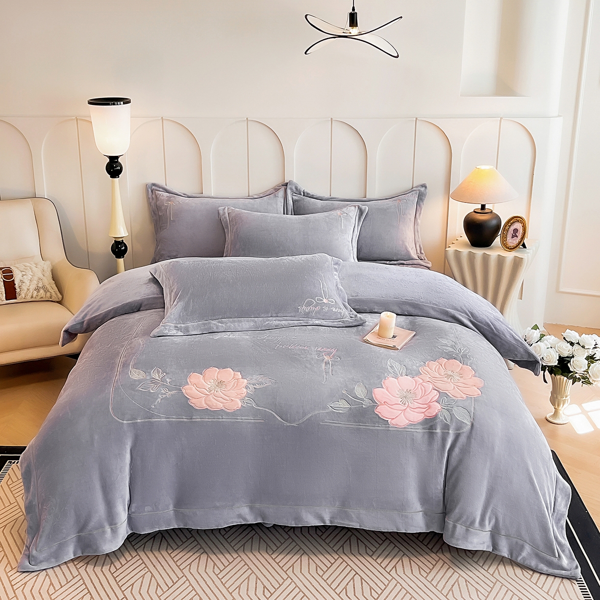 91家纺网 家纺一手货源 找家纺 孟鑫家纺 2025新款230克高克重宽边一字绣牛奶绒贴布绣花四件套床盖款-绣语清风 绣语清风-灰紫